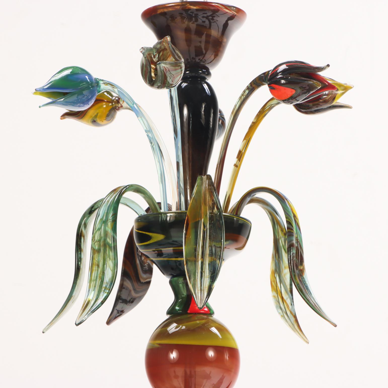 Ein italienischer 8-armiger Kronleuchter aus mehrfarbigem Murano-Glas, ca. 1985. im Angebot 1