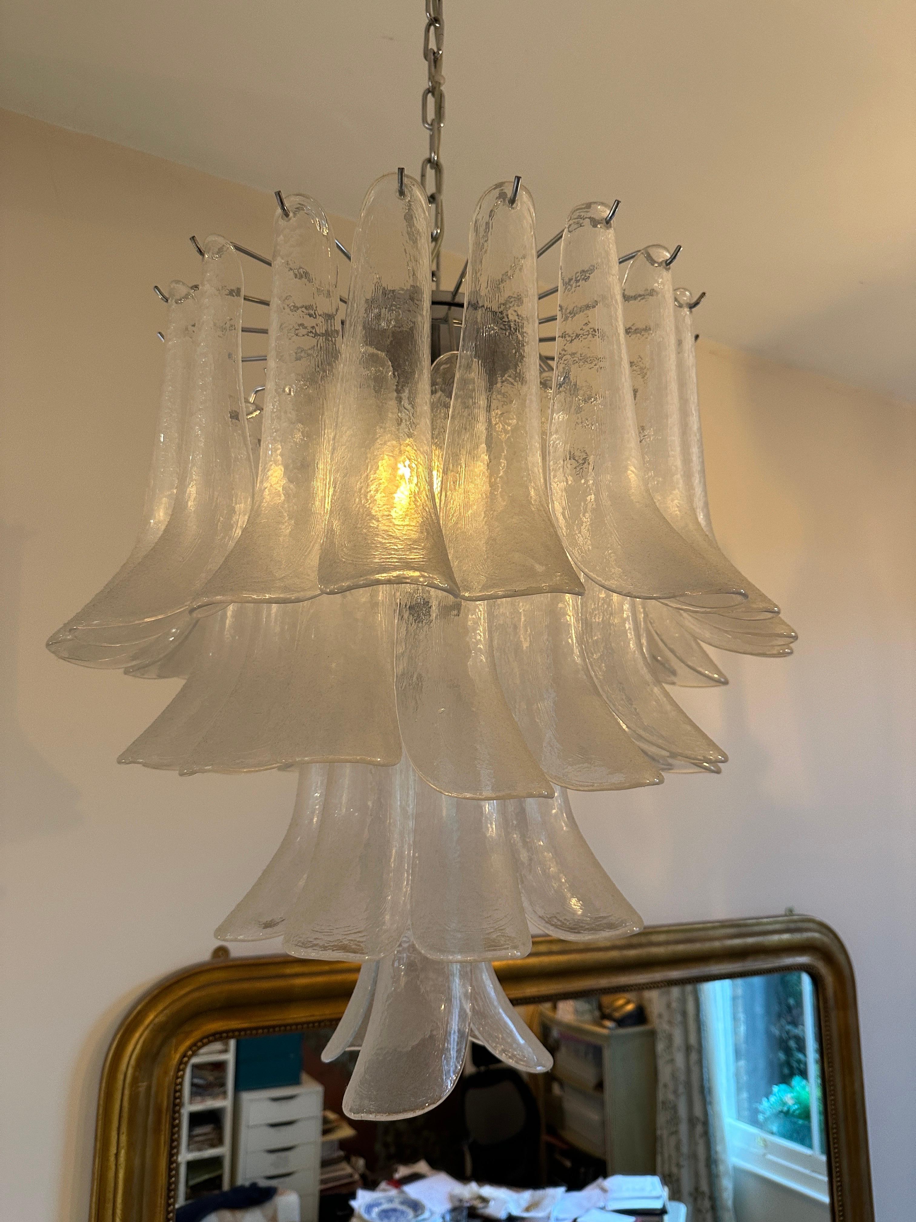 ein vierstöckiger Kronleuchter aus Murano-Glas mit 