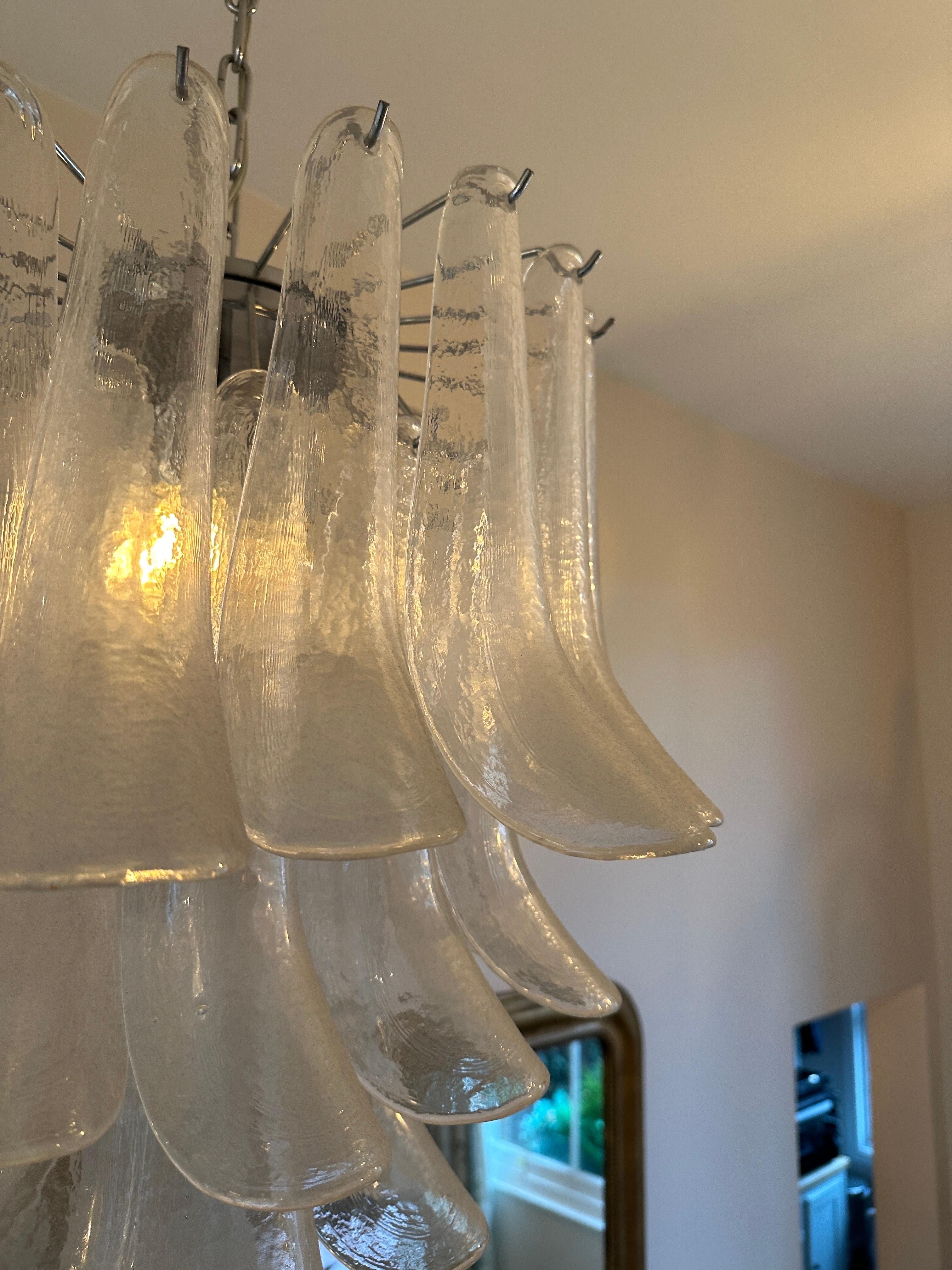 Ein italienischer Murano-Glas-Blatt-Kronleuchter  im Zustand „Gut“ im Angebot in London, GB