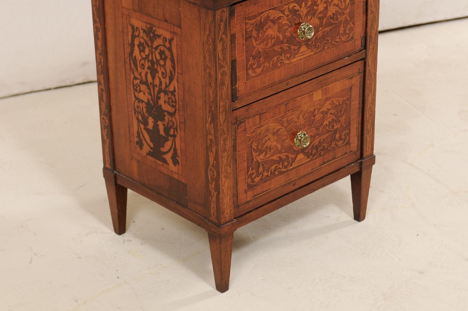 Italian Neoclassical Petite 19th Century Commode Adorn with Inlay and Banding 5
