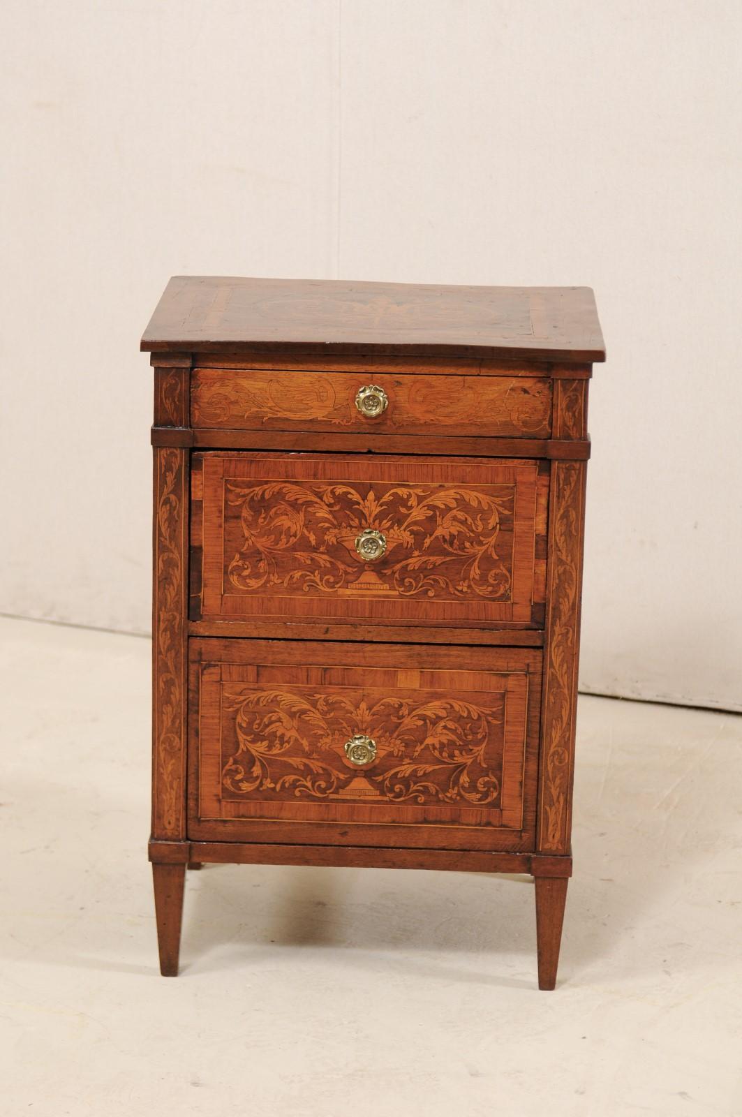 Italian Neoclassical Petite 19th Century Commode Adorn with Inlay and Banding In Good Condition In Atlanta, GA