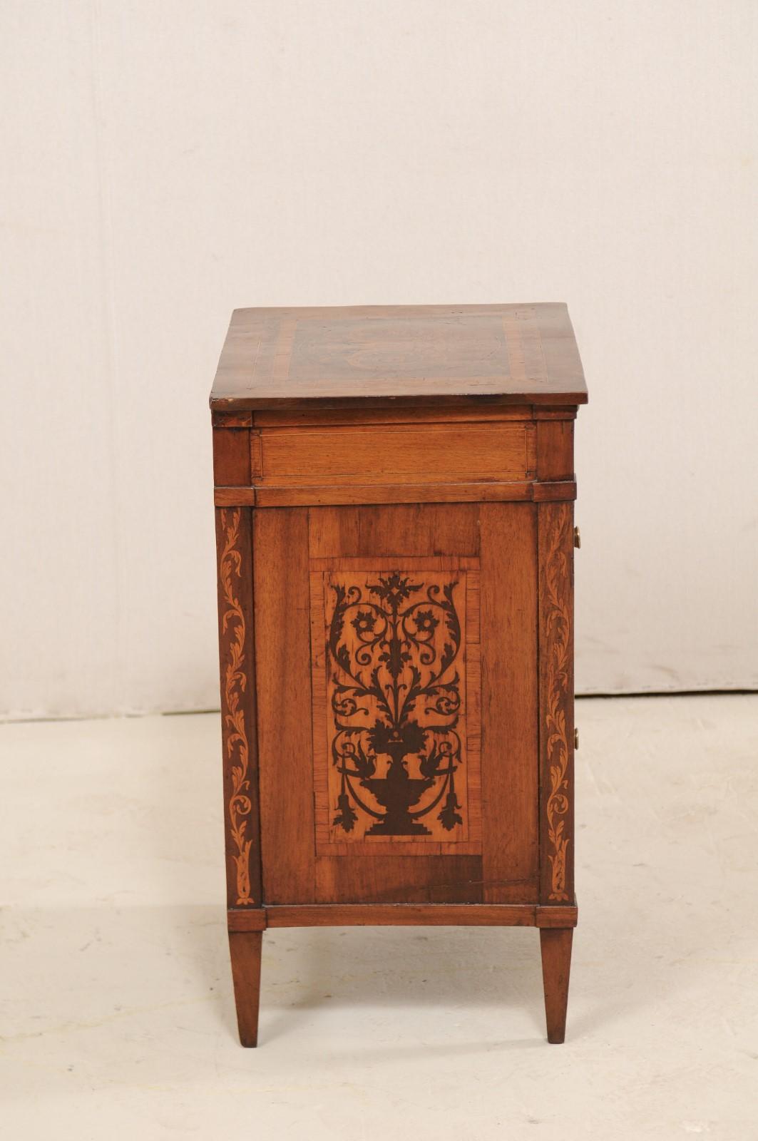 Italian Neoclassical Petite 19th Century Commode Adorn with Inlay and Banding 3