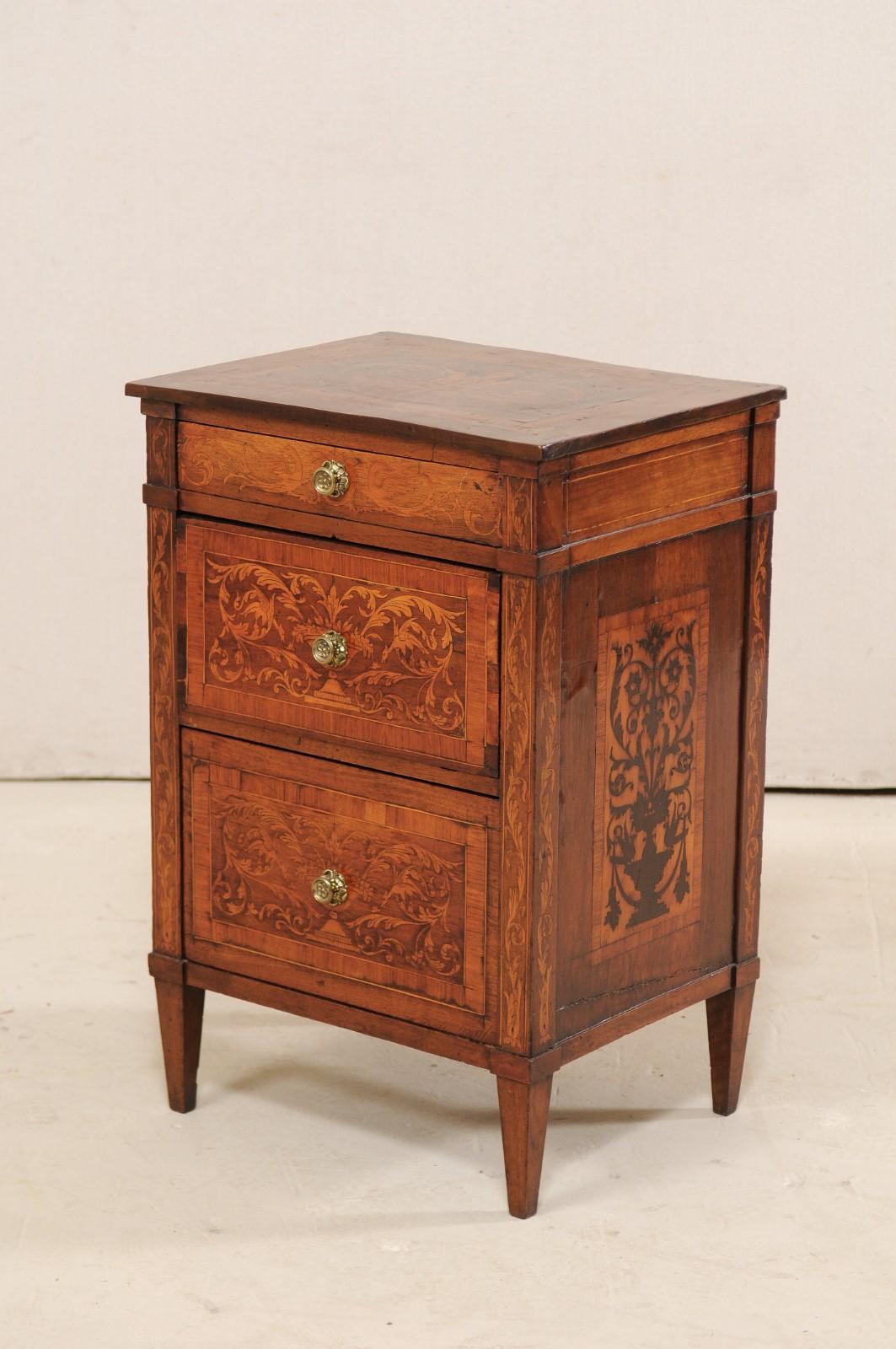 Italian Neoclassical Petite 19th Century Commode Adorn with Inlay and Banding 4