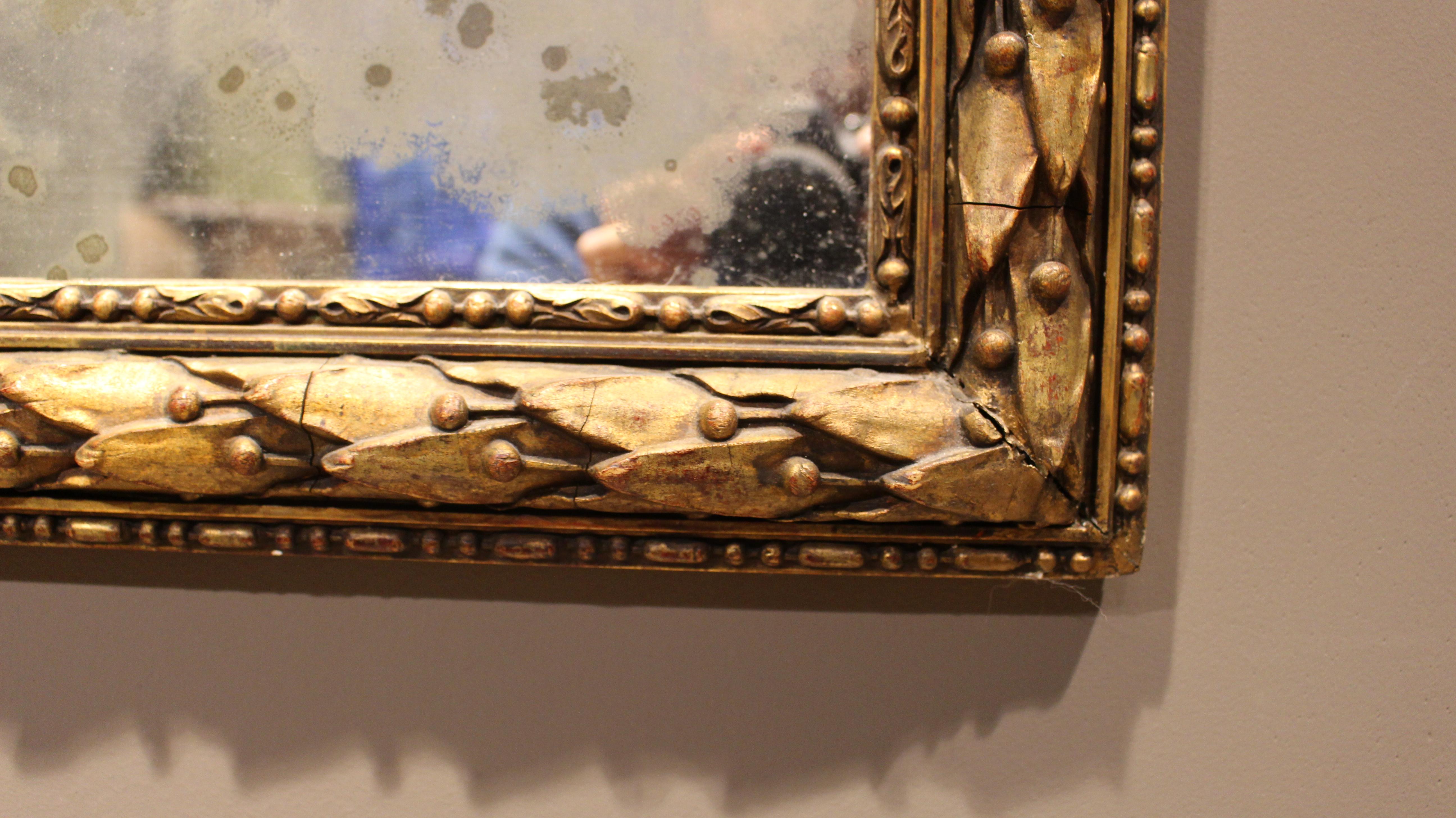 Néoclassique Miroir italien sculpté en bois doré de style néoclassique en vente
