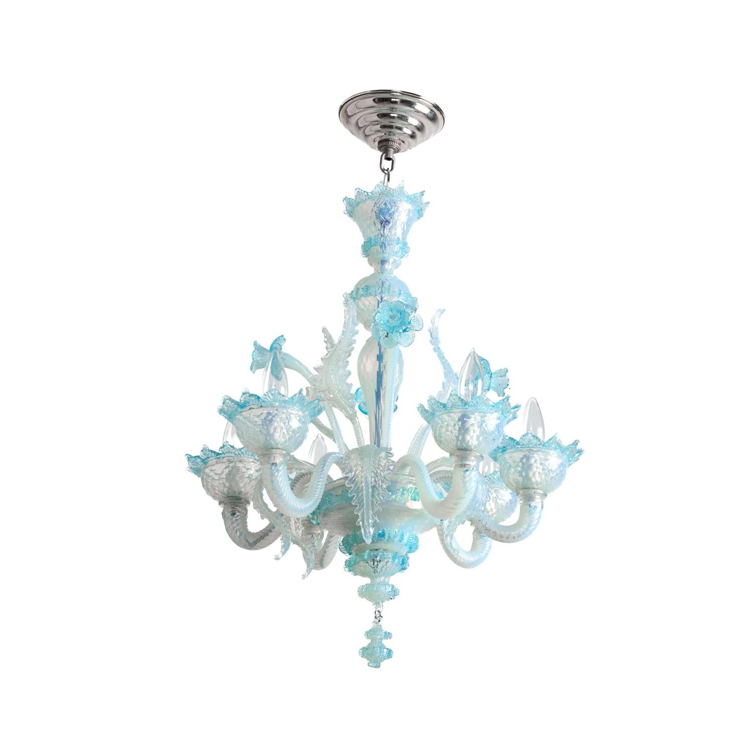 Un lampadario italiano a 6 luci in vetro di Murano. I bracci opalini blu a forma di Horn con coppe per candele sovradimensionate che partono da un piatto centrale a forma di vaso. Lo stelo centrale è ricoperto da elementi a forma di vaso, affiancato