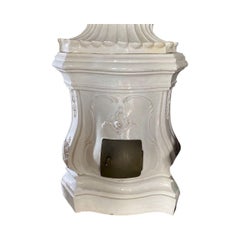 Ein italienischer oder österreichischer Chinoiserie-Ofen aus weiß glasierter Terrakotta