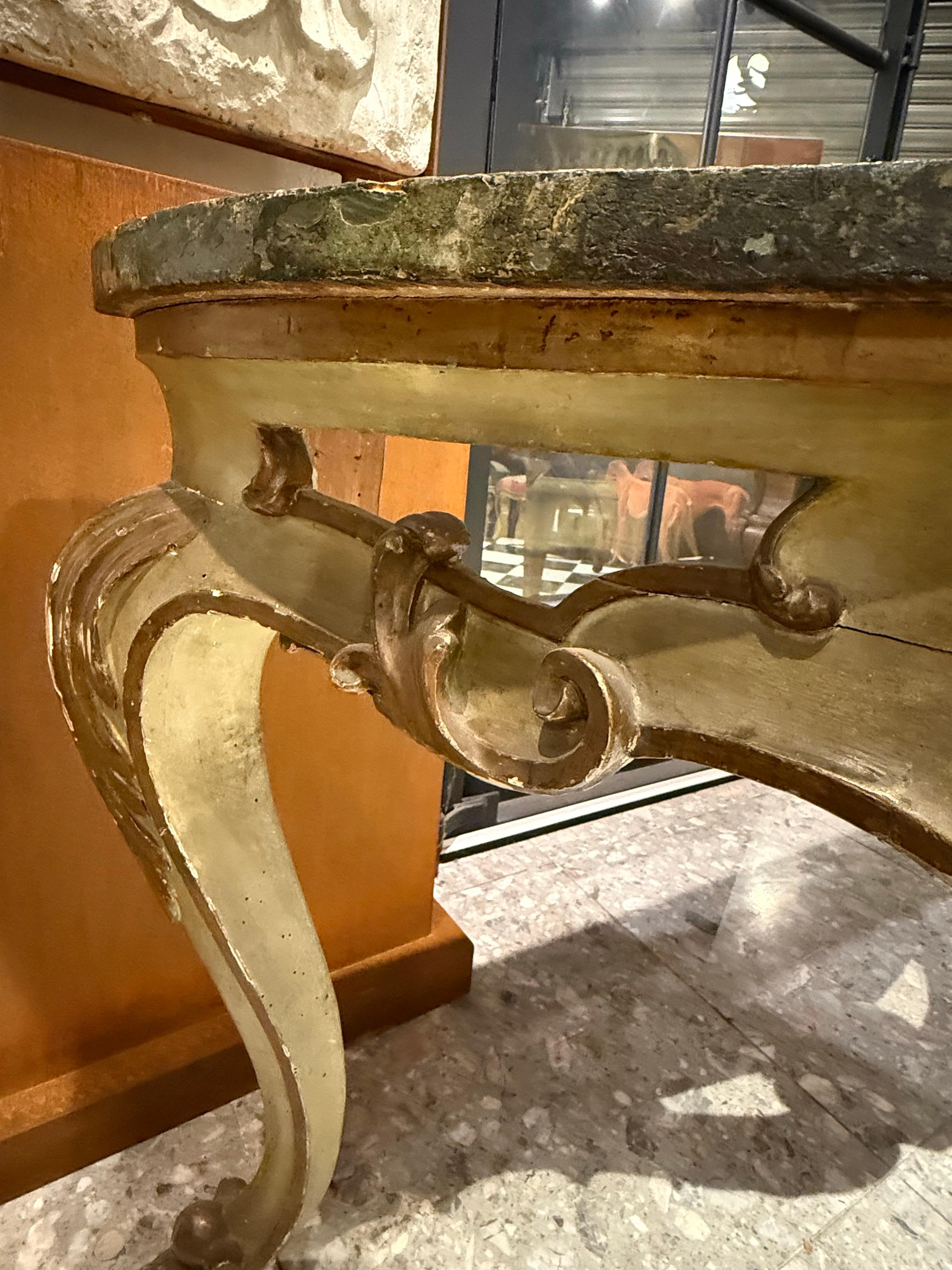 Consola italiana de pino pintada y tallada, siglo XVIII Tallado a mano en venta