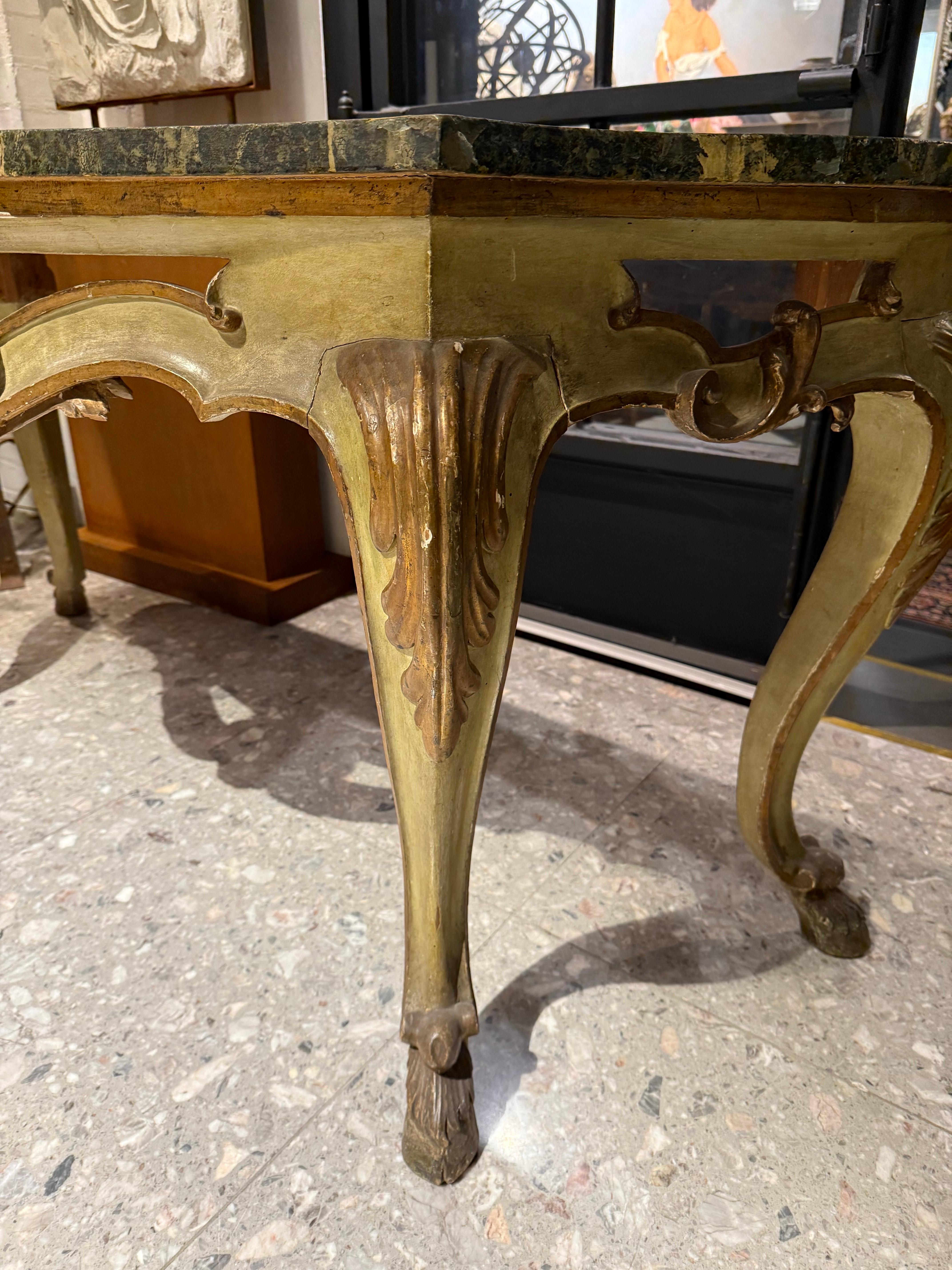 Consola italiana de pino pintada y tallada, siglo XVIII siglo XVIII y antes en venta