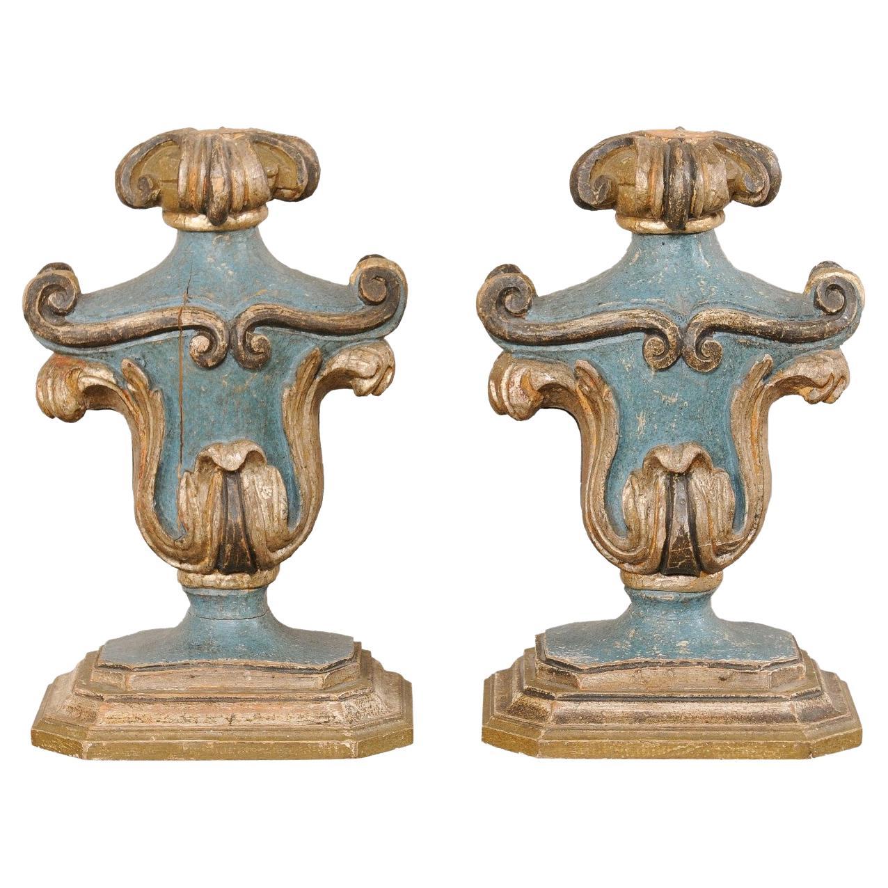 Ein italienisches Paar dekorativer Urnenförmiger geschnitzter und bemalter Holzfragmente mit Tischplatte