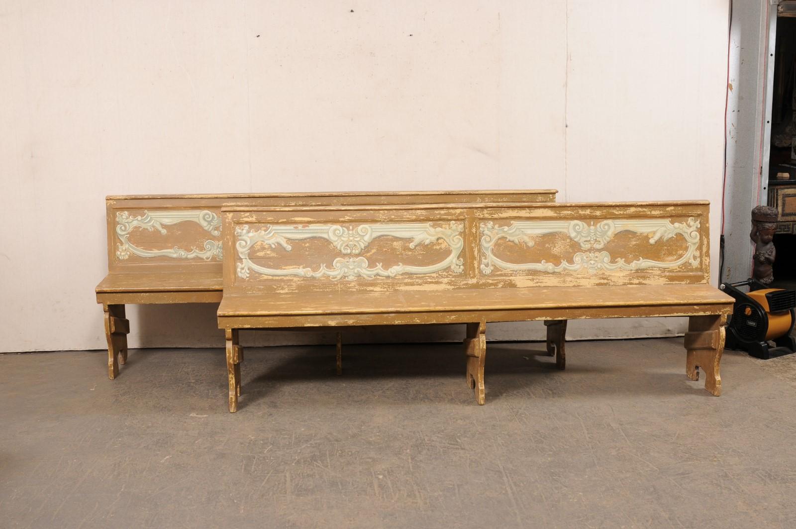 Paire italienne de bancs en bois peint de 8 pieds de long avec dossiers, 19ème siècle en vente 5