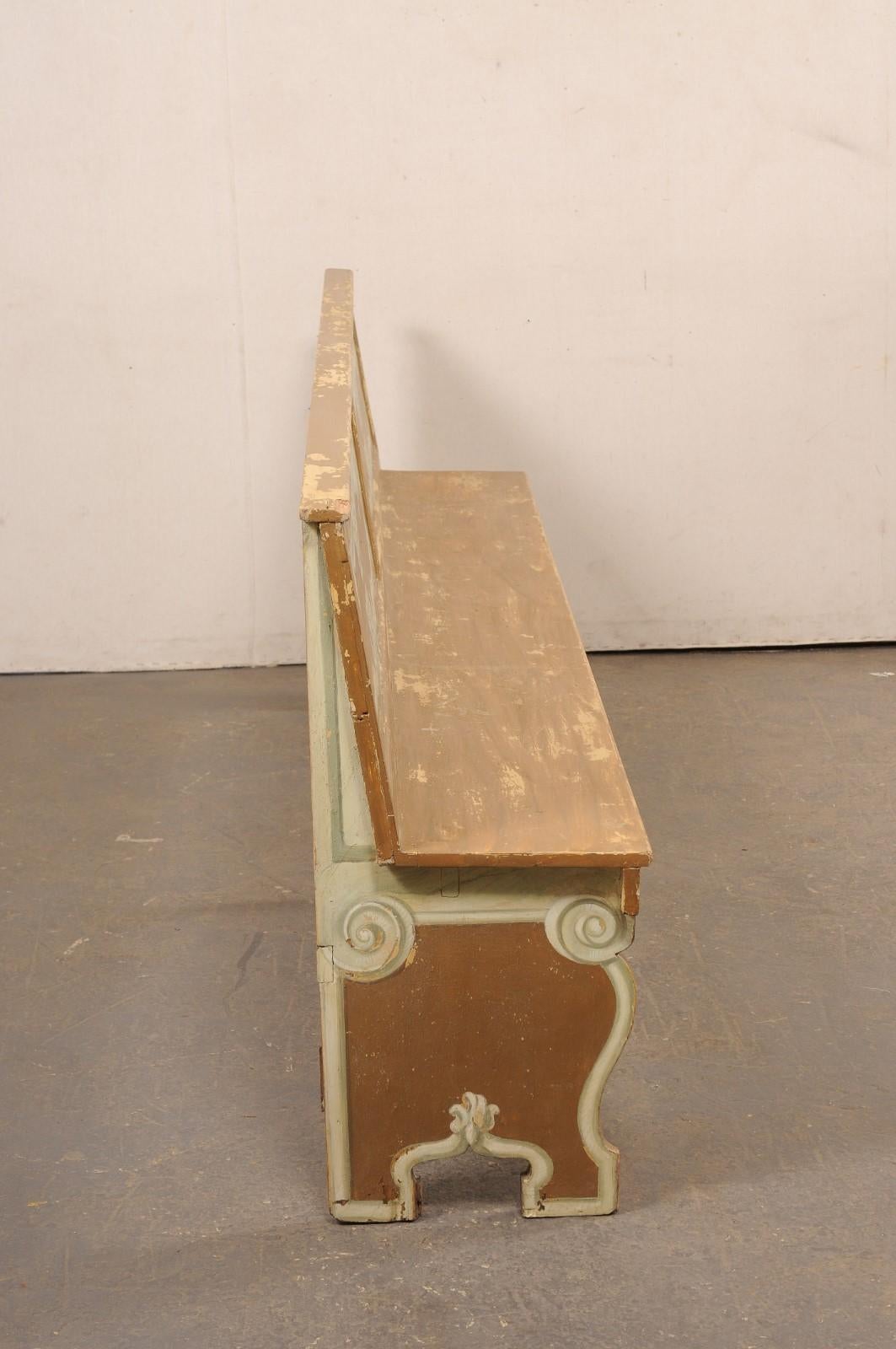 Paire italienne de bancs en bois peint de 8 pieds de long avec dossiers, 19ème siècle en vente 7