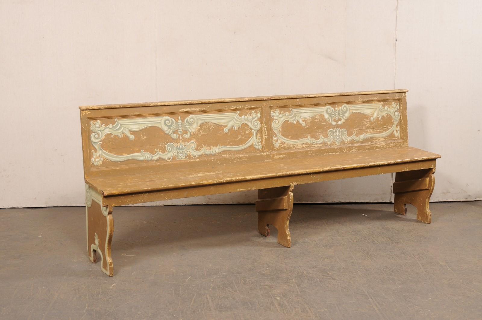 Paire de bancs italiens en bois peint du XIXe siècle. Cette paire de bancs anciens d'Italie, d'une longueur d'environ 8 pieds chacun, présente un dossier à panneaux encastrés avec des traverses supérieures droites, et un motif de rinceaux peint à la