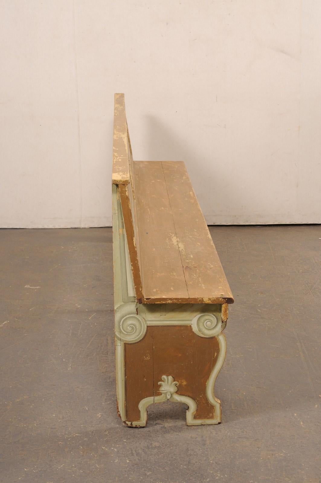 XIXe siècle Paire italienne de bancs en bois peint de 8 pieds de long avec dossiers, 19ème siècle en vente