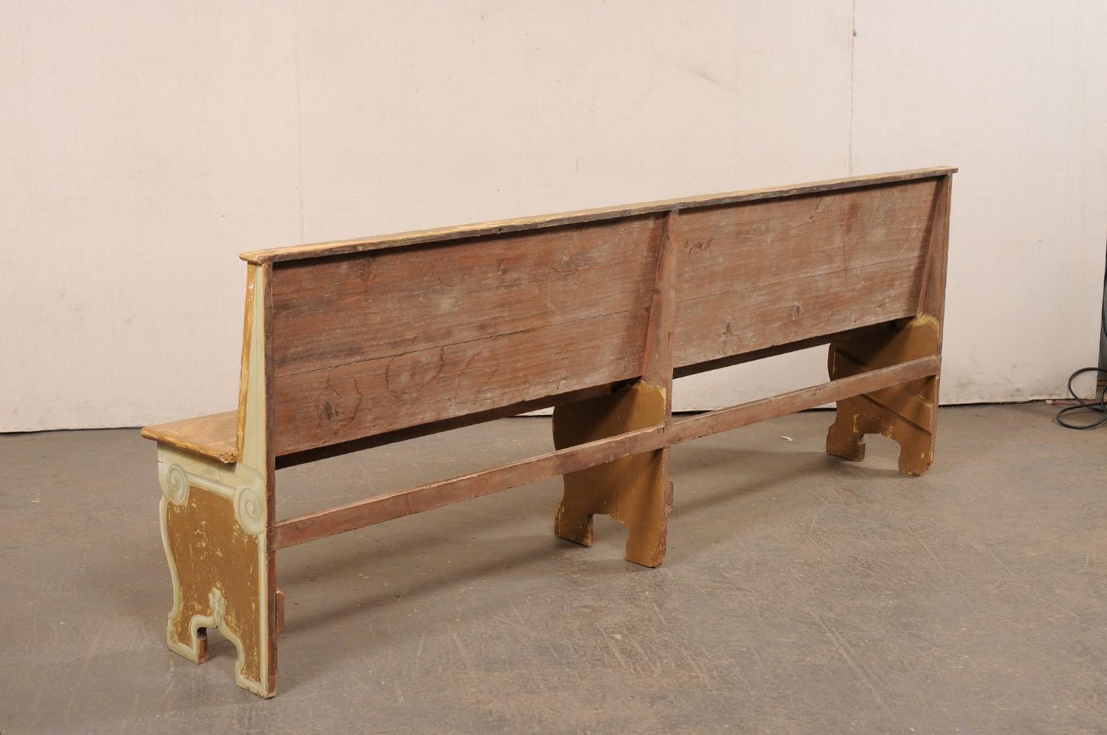 Paire italienne de bancs en bois peint de 8 pieds de long avec dossiers, 19ème siècle en vente 1