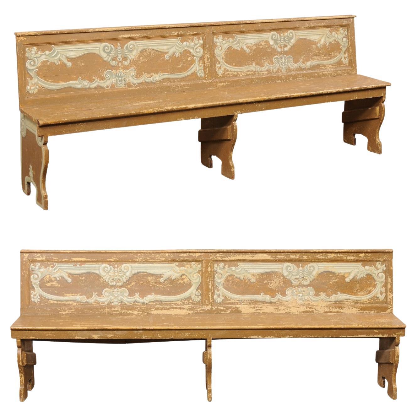 Paire italienne de bancs en bois peint de 8 pieds de long avec dossiers, 19ème siècle