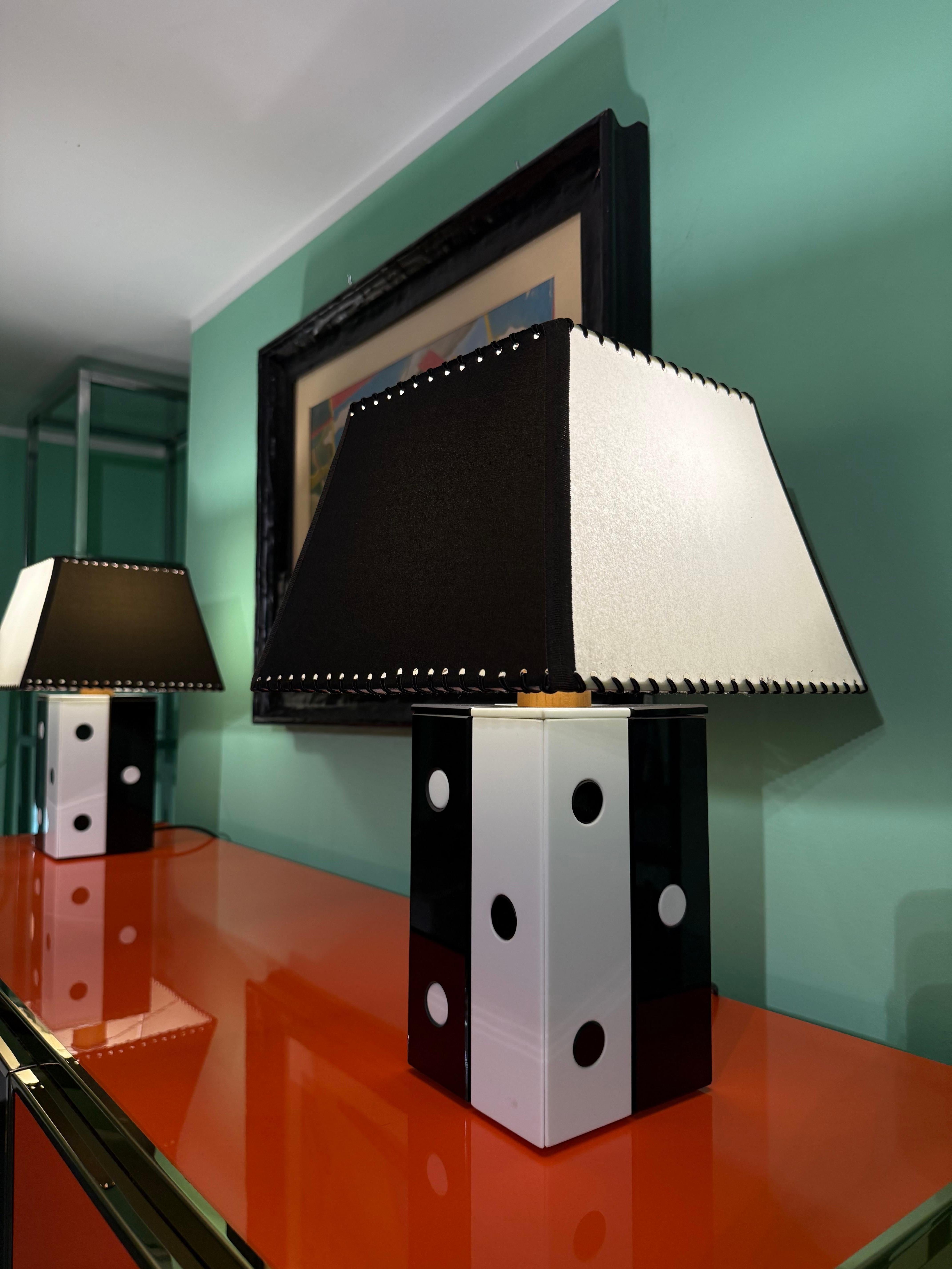 Milieu du XXe siècle Paire de lampes de table italiennes Pois noir et blanc 1960 circa en vente