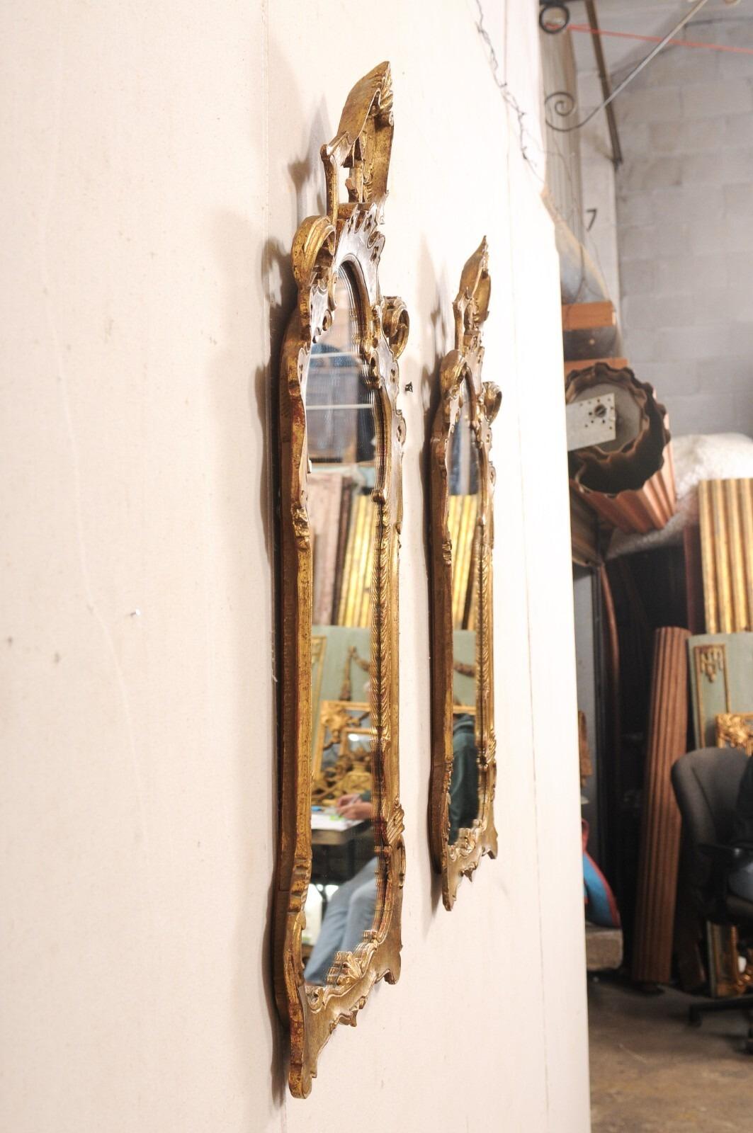 Baroque Paire de miroirs italiens dorés et ornementés au design d'influence baroque en vente