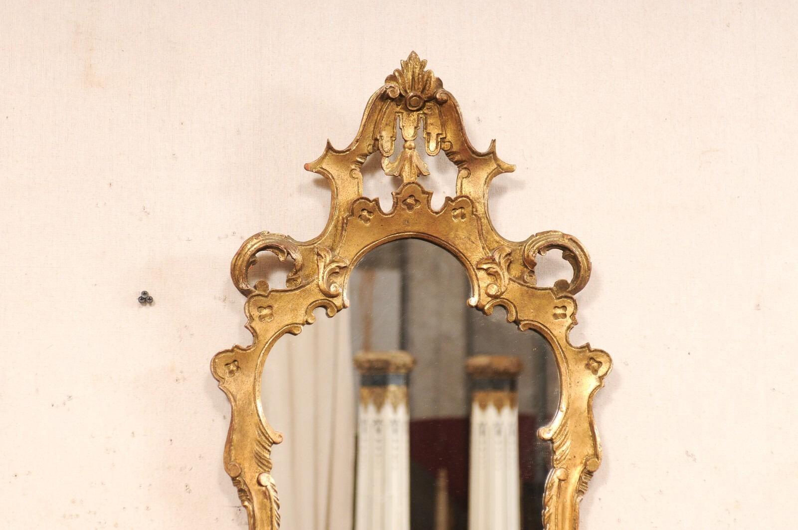 20ième siècle Paire de miroirs italiens dorés et ornementés au design d'influence baroque en vente