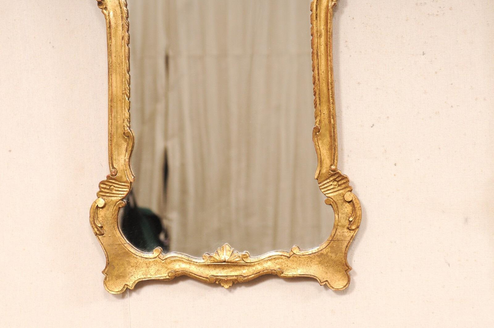 Paire de miroirs italiens dorés et ornementés au design d'influence baroque en vente 1