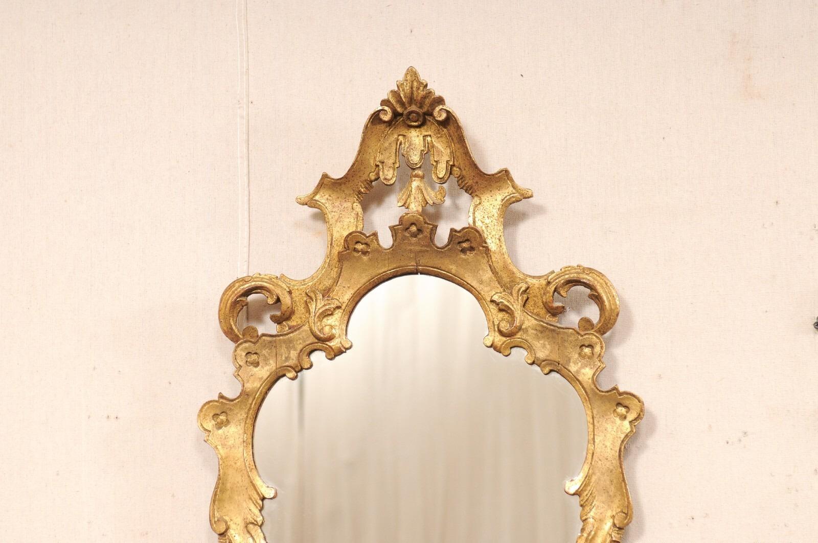 Paire de miroirs italiens dorés et ornementés au design d'influence baroque en vente 2