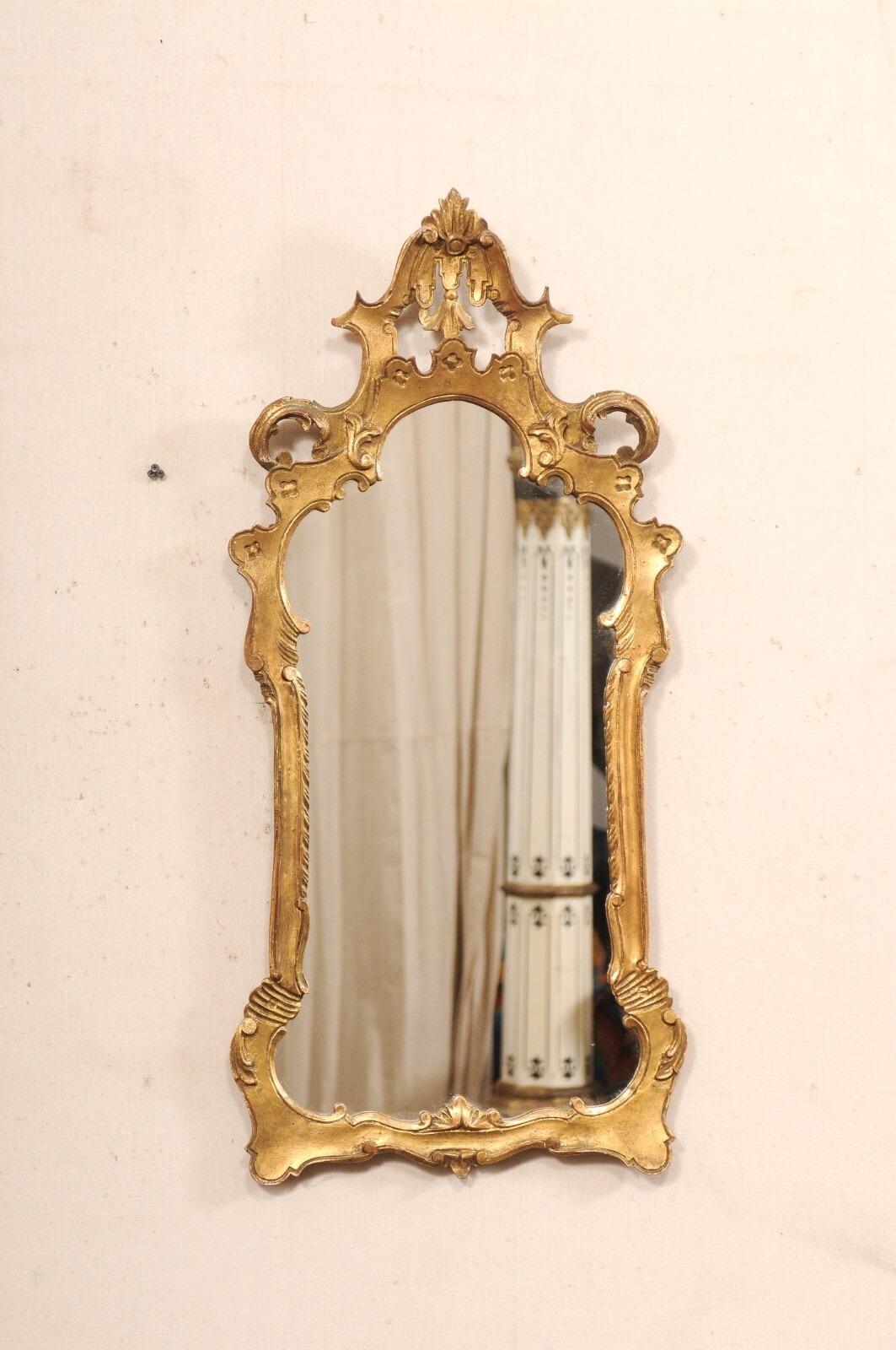 Paire de miroirs italiens dorés et ornementés au design d'influence baroque en vente 3