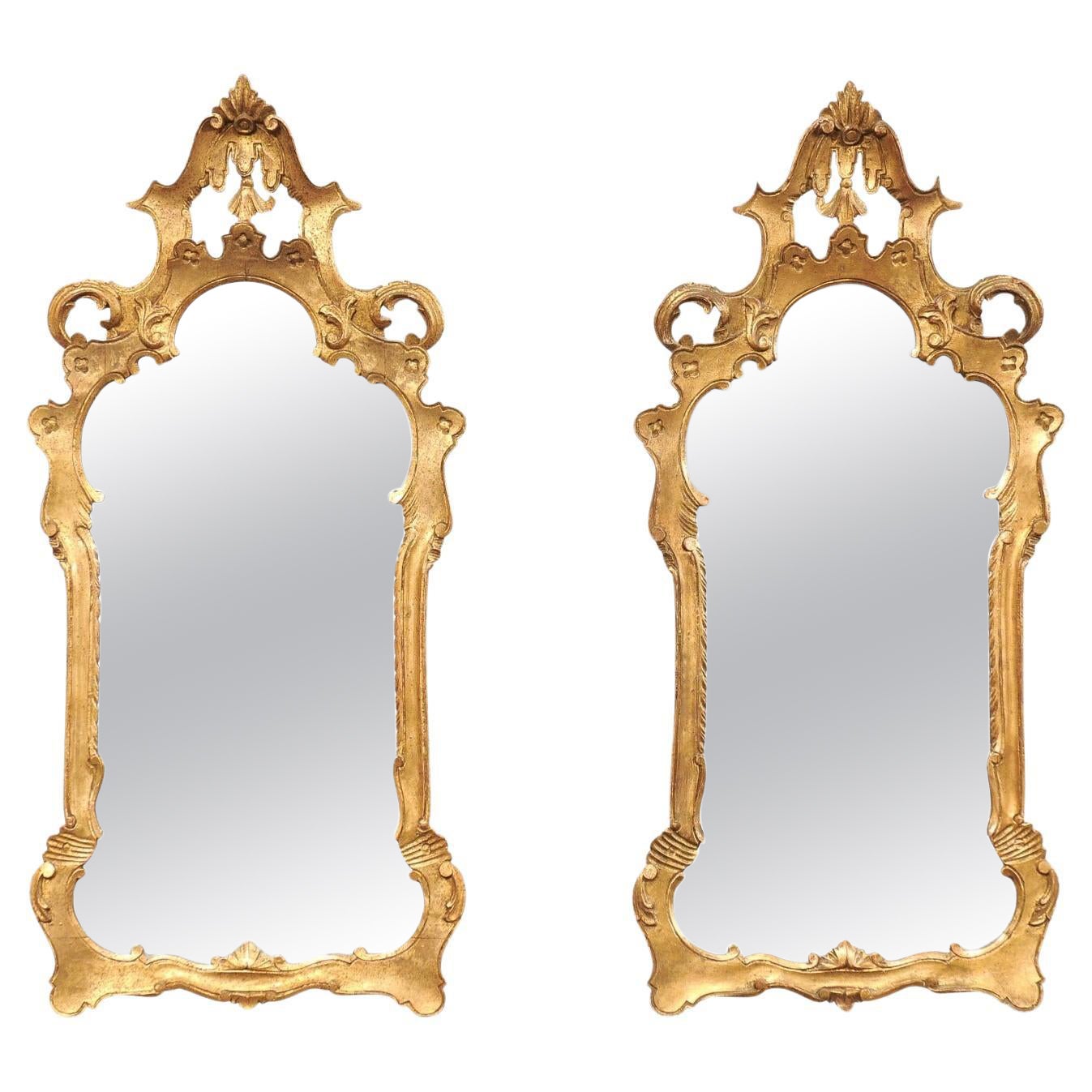 Paire de miroirs italiens dorés et ornementés au design d'influence baroque en vente