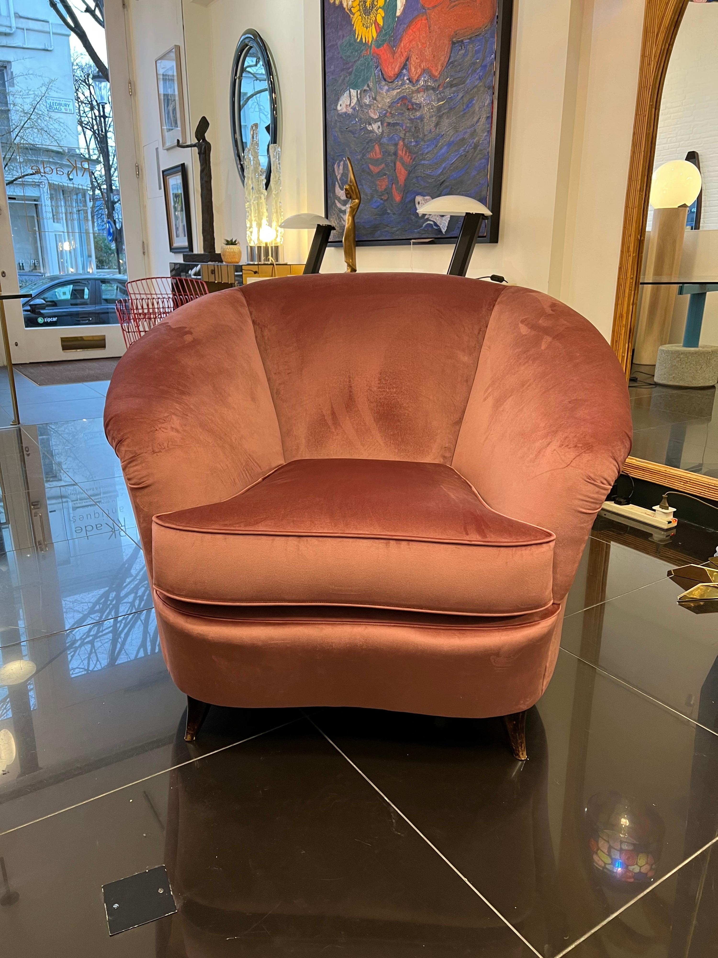 A beautiful and curvaceous pair of Italian 1950s club chairs newly upholstered in lush rose pink velvet standing on their original wood feet. 
This timeless & extremely comfortable design is perfect for either bedrooms or living rooms. 

Dimensions: