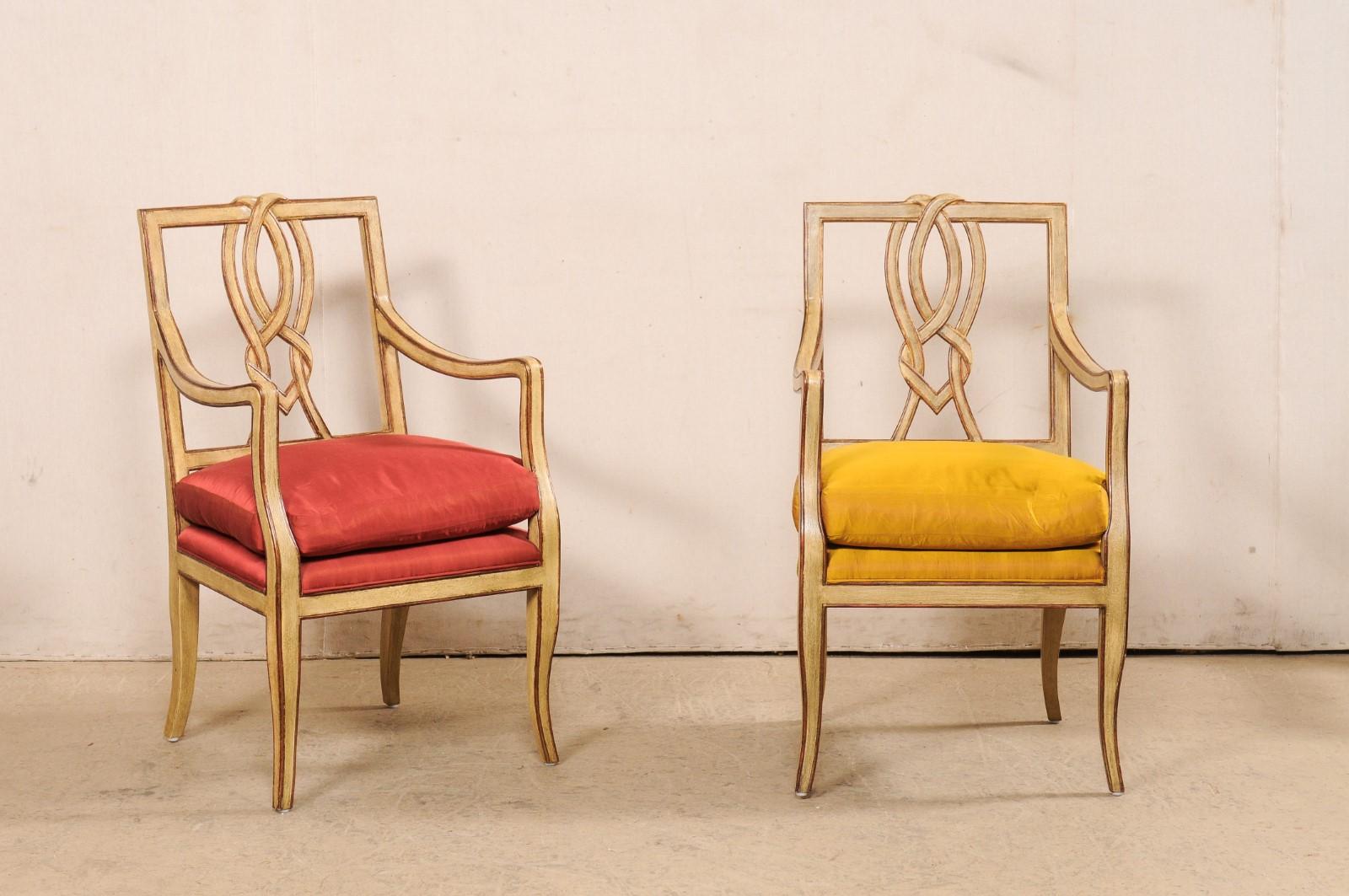 Ein italienisches Paar Sessel aus geschnitztem Holz mit gepolsterten Sitzen. Diese Vintage-Akzentstühle aus Italien haben jeweils eine quadratische Rückenlehne mit geradem Rahmen und einer oberen Kammschiene mit einem geschnitzten, durchbrochenen