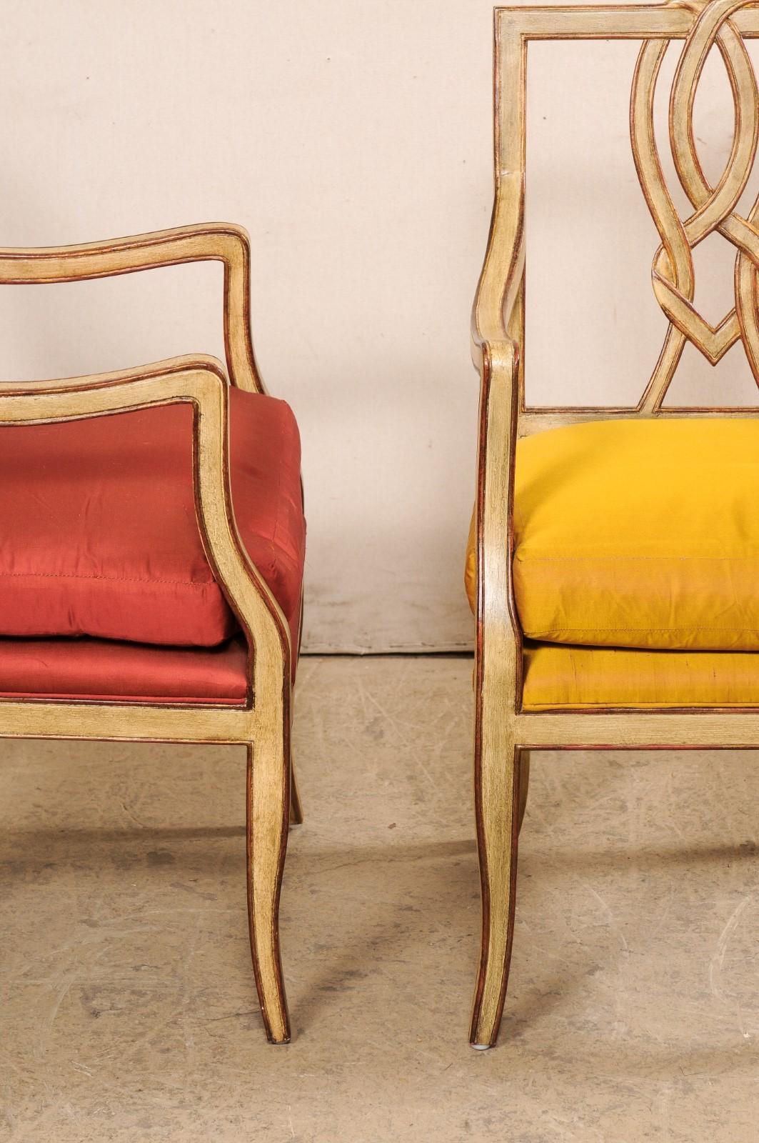 Ein italienisches Paar „ Running-Knot“-Sessel mit Splat-Akzent und gepolsterten Sitzen (Holz) im Angebot