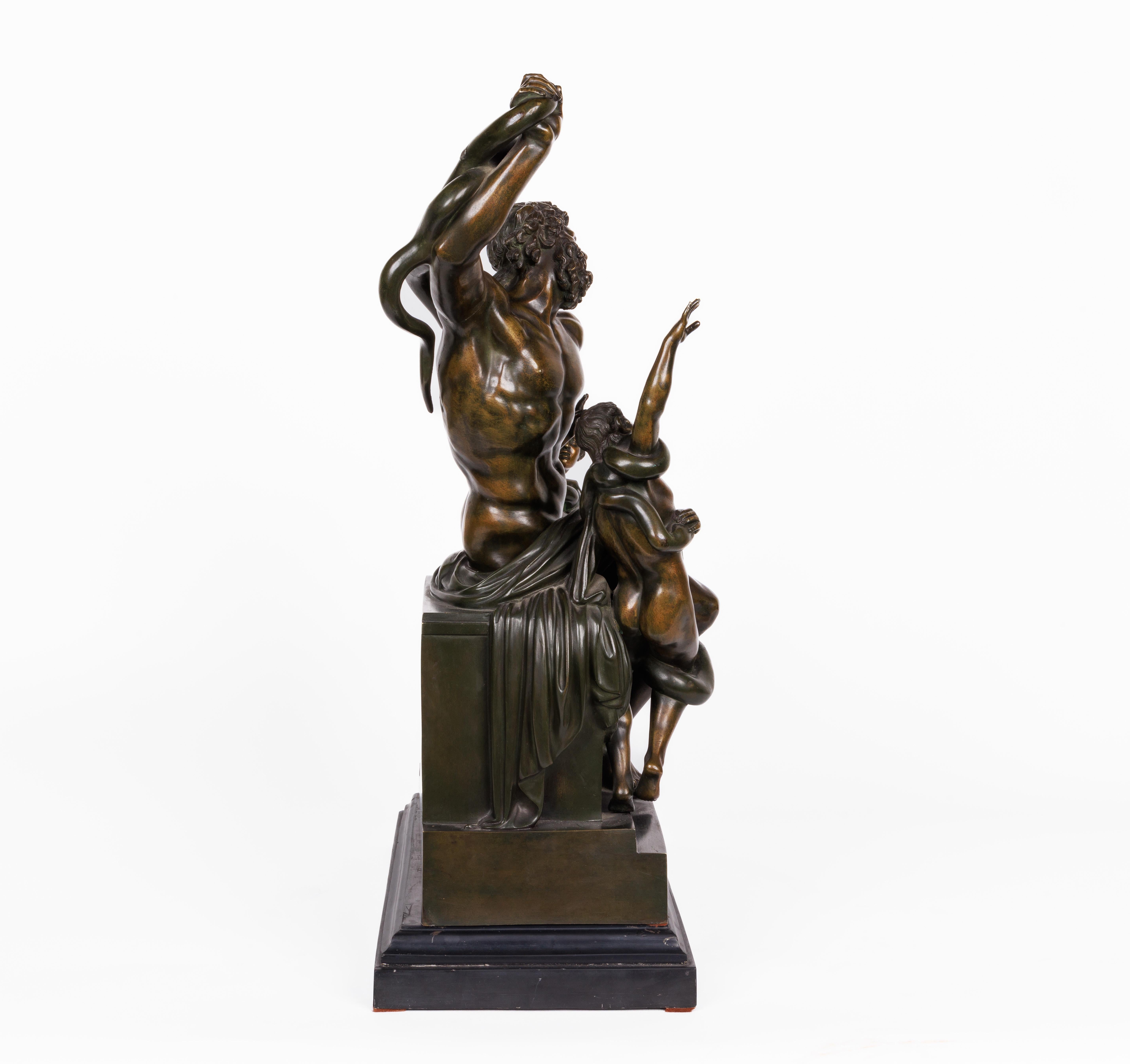 Grand Tour Sculpture de groupe italienne en bronze patiné représentant Laocoon et ses fils, vers 1870 en vente
