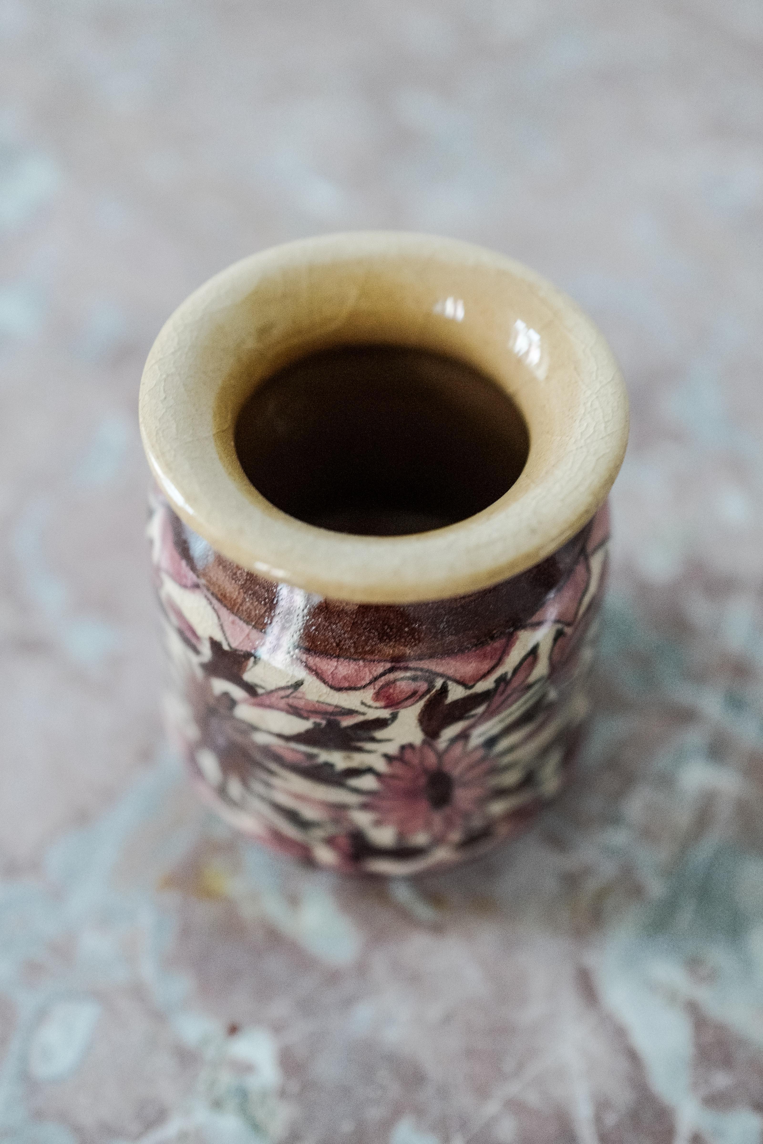 An Italian petit floral pink crackle ceramic vase hand painted In Excellent Condition For Sale In Milano, IT