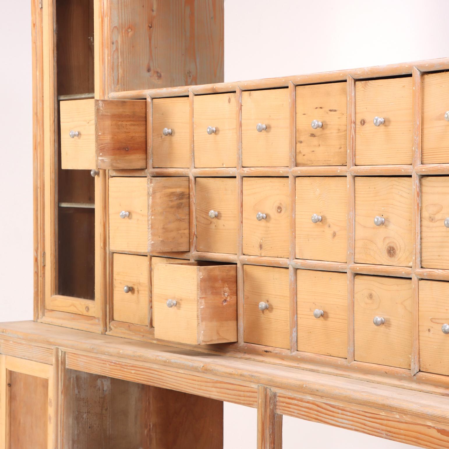 Ein italienischer Apotheker-/Apotheken-/Lagerschrank aus Kiefernholz, um 1890. im Zustand „Gut“ im Angebot in Philadelphia, PA