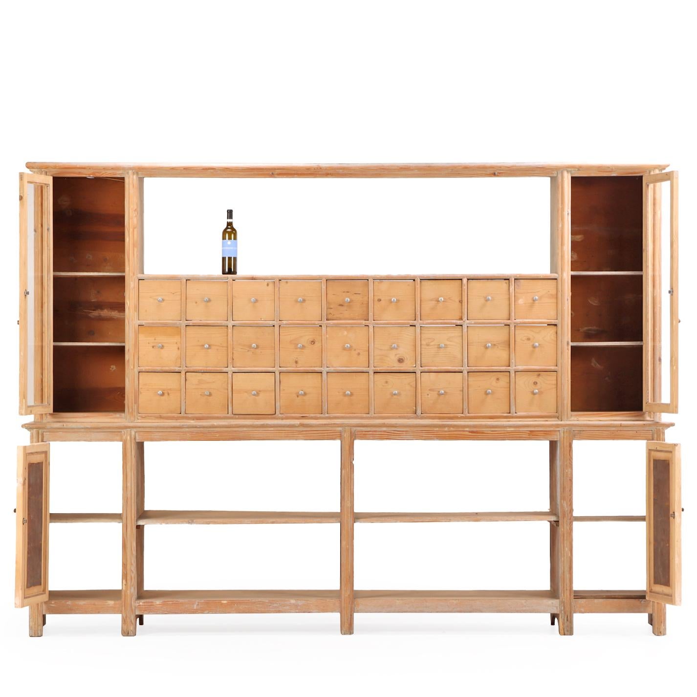 Ein italienischer Apotheker-/Apotheken-/Lagerschrank aus Kiefernholz, um 1890. (19. Jahrhundert) im Angebot