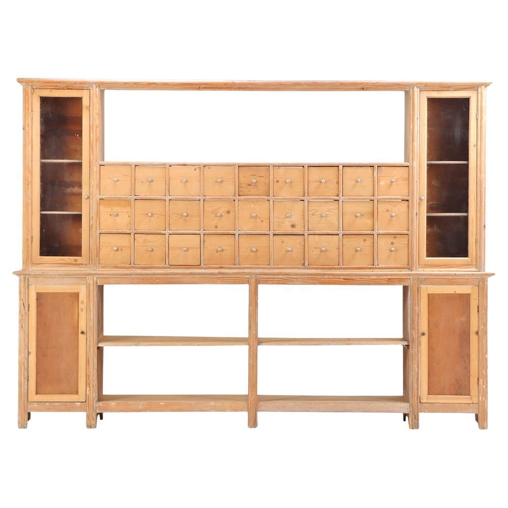 Ein italienischer Apotheker-/Apotheken-/Lagerschrank aus Kiefernholz, um 1890. im Angebot