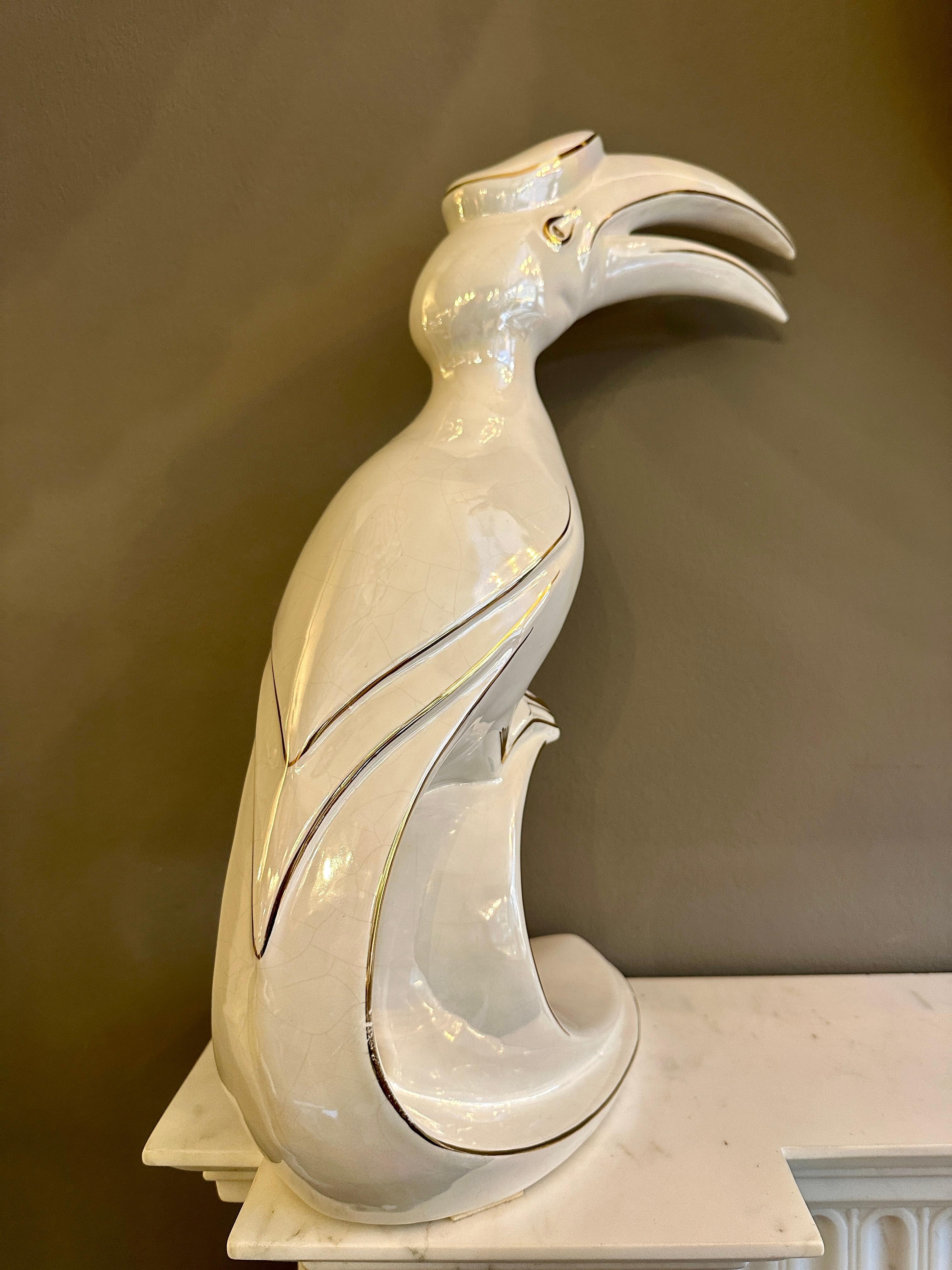 Un pájaro tropical alto de porcelana y dorado en oro de 24 quilates de la empresa italiana Ahura. Firmado en la base, buen tamaño y forma. Estado como en las imágenes, que es muy bueno. 
Italiano Circa 1980