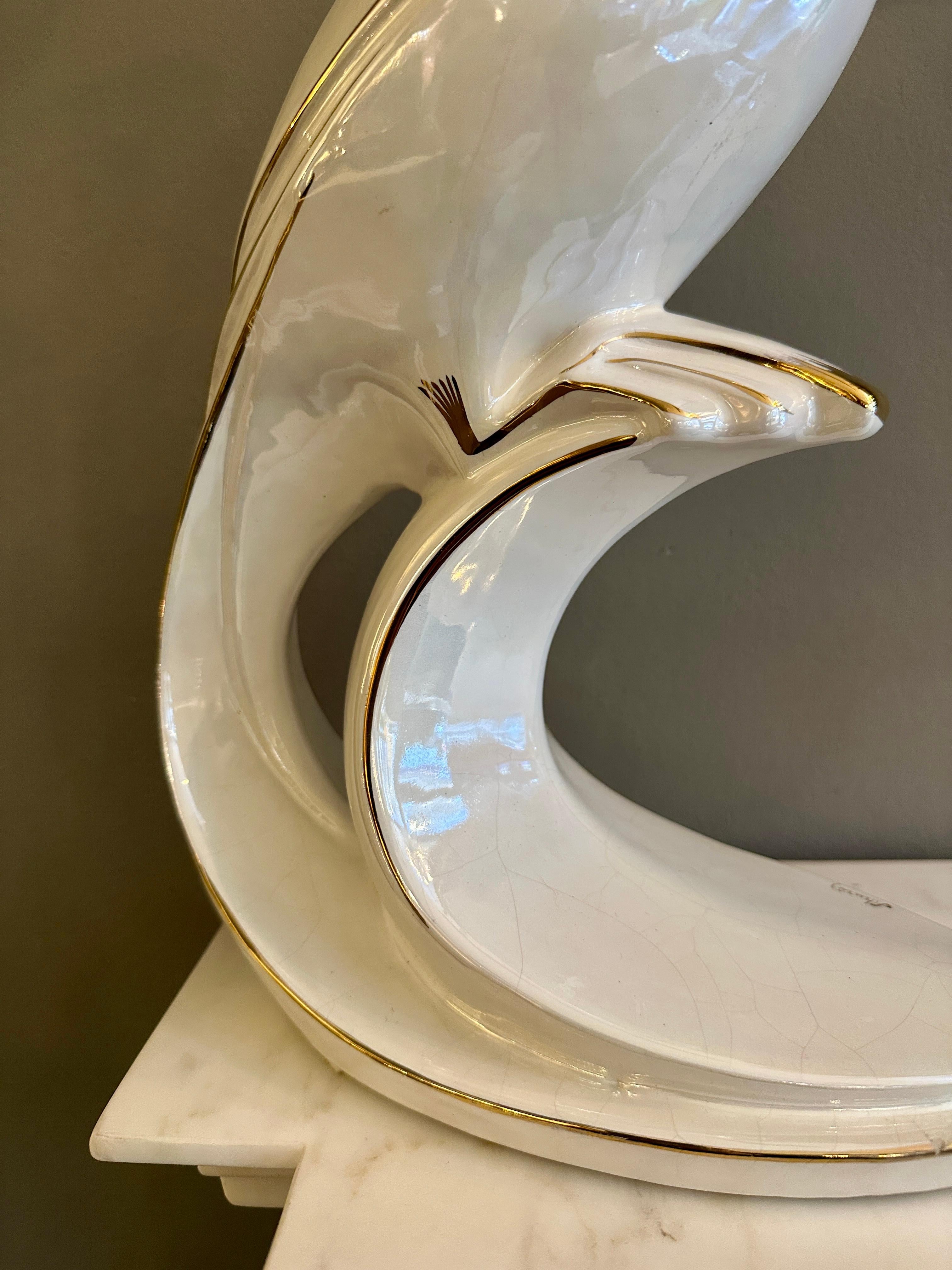 Un pájaro tropical de porcelana italiana y dorado Regencia de Hollywood en venta