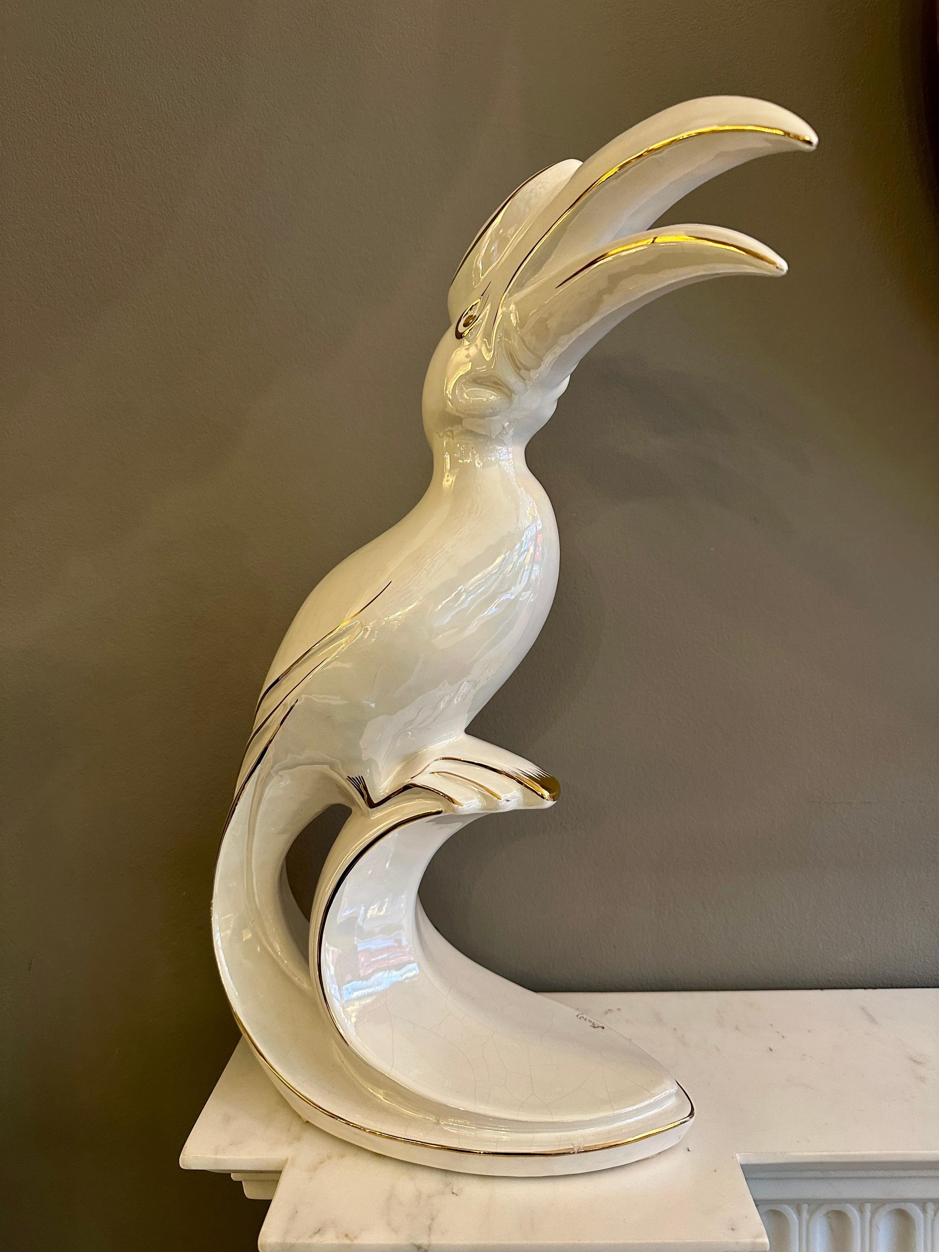 Un pájaro tropical de porcelana italiana y dorado siglo XX en venta