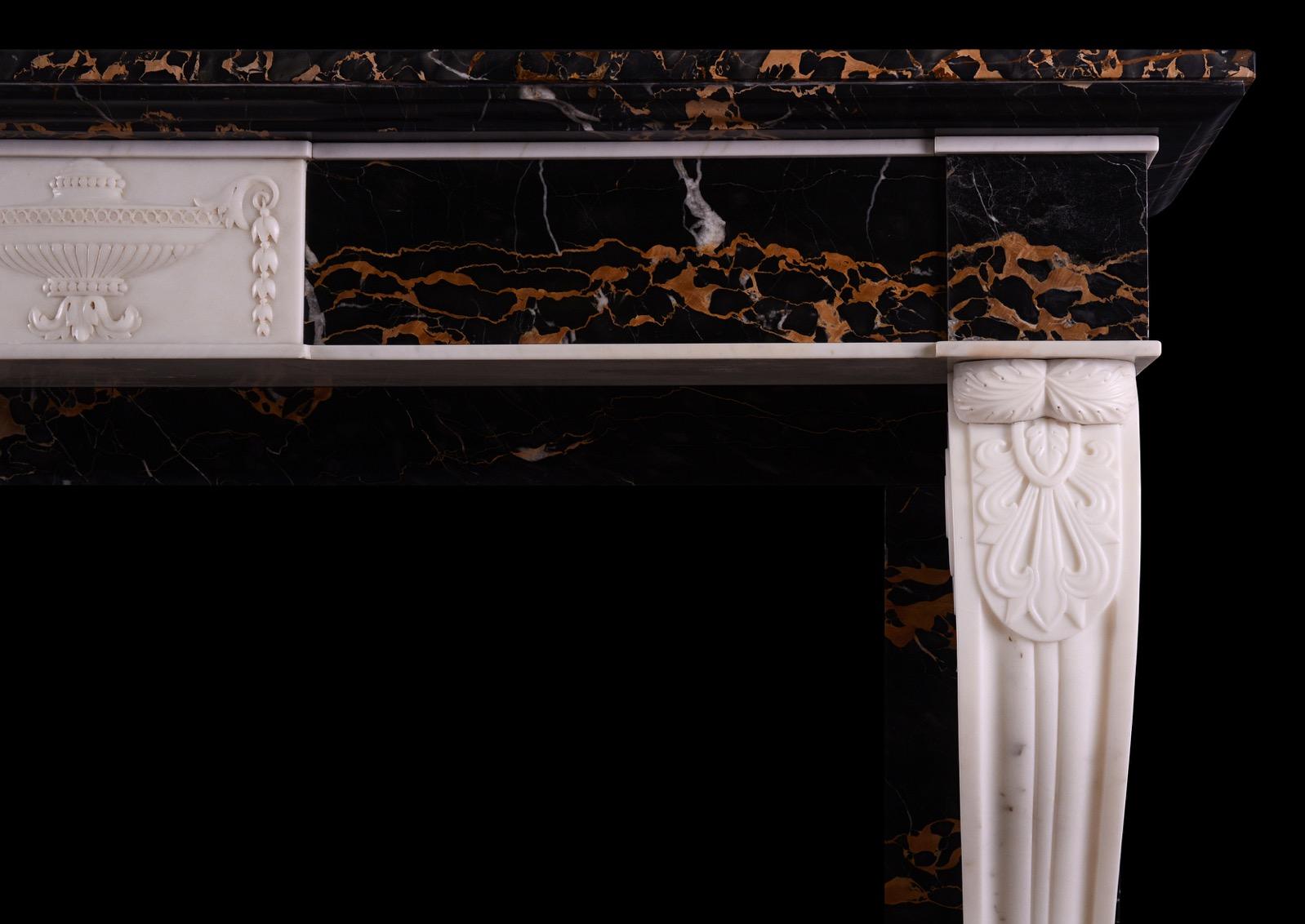 Cheminée italienne en marbre antique Portoro et Statuaire de haute qualité. Les montants cannelés, finement sculptés, sont dotés de pieds griffes, de rinceaux et de feuillages. La frise Portoro avec un centre sculpté en forme d'urne avec des détails