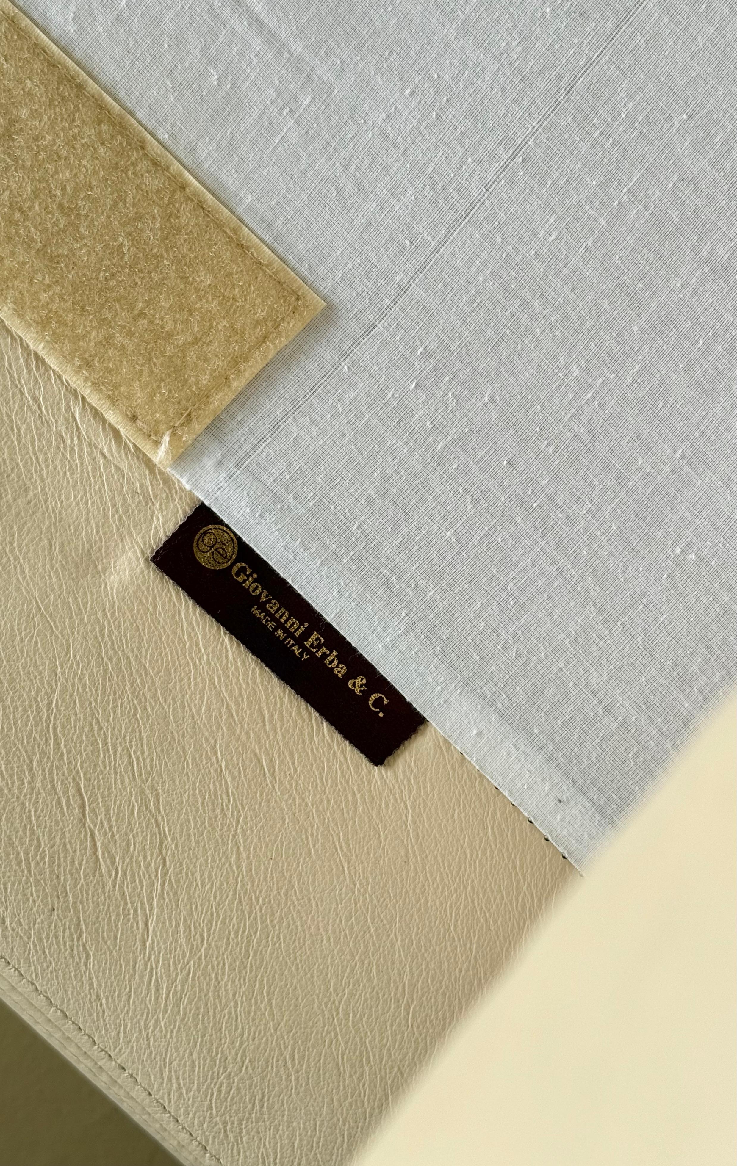 Un divano postmoderno italiano in pelle color crema di Giovanni Erba, fine XX secolo in vendita 12