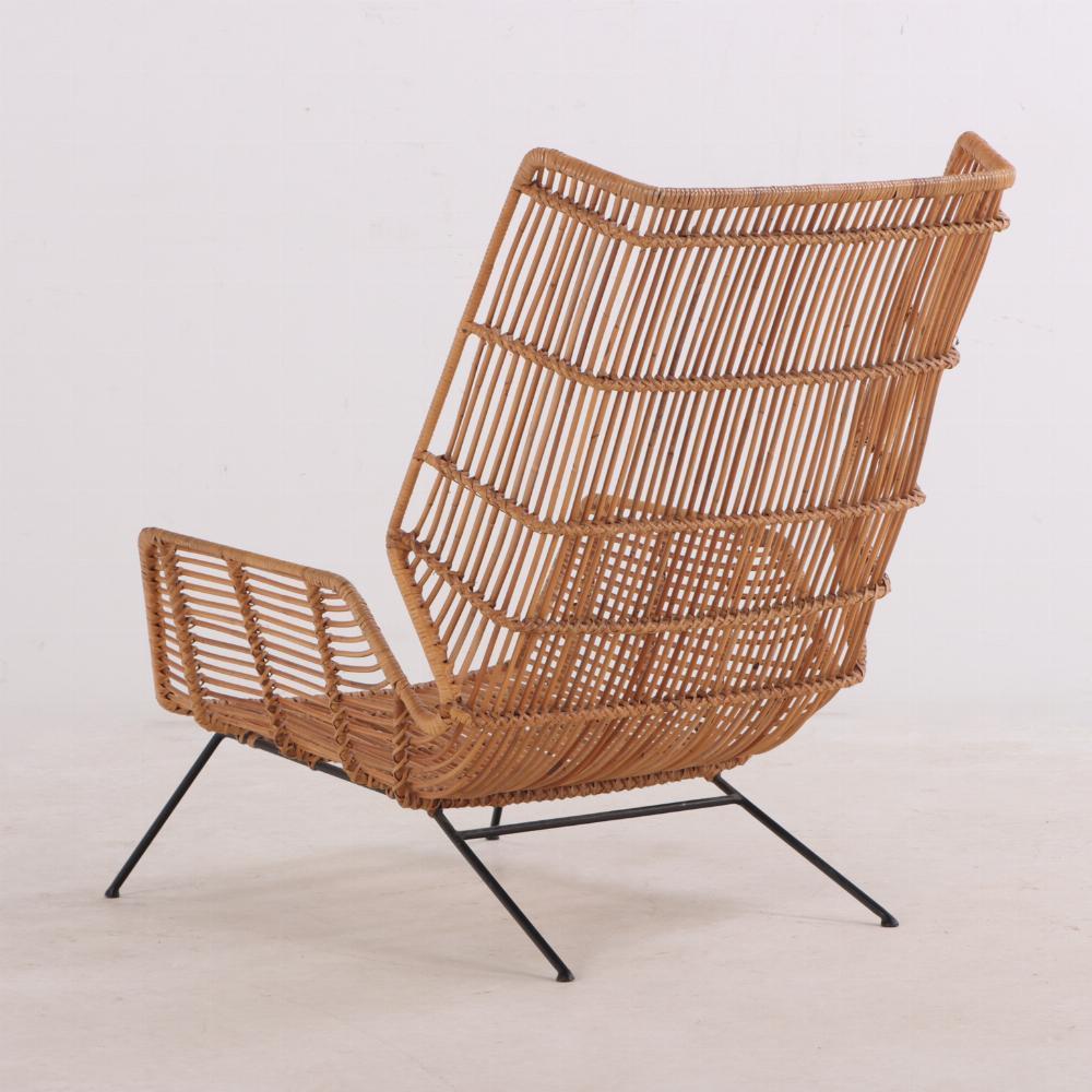 Mid-Century Modern An Italian rattan lounge chair in the manner of Gio Ponti, C. 1960. For Sale