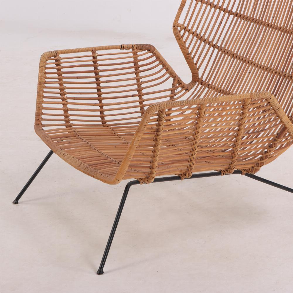 An Italian rattan lounge chair in the manner of Gio Ponti, C. 1960. In Good Condition For Sale In Philadelphia, PA
