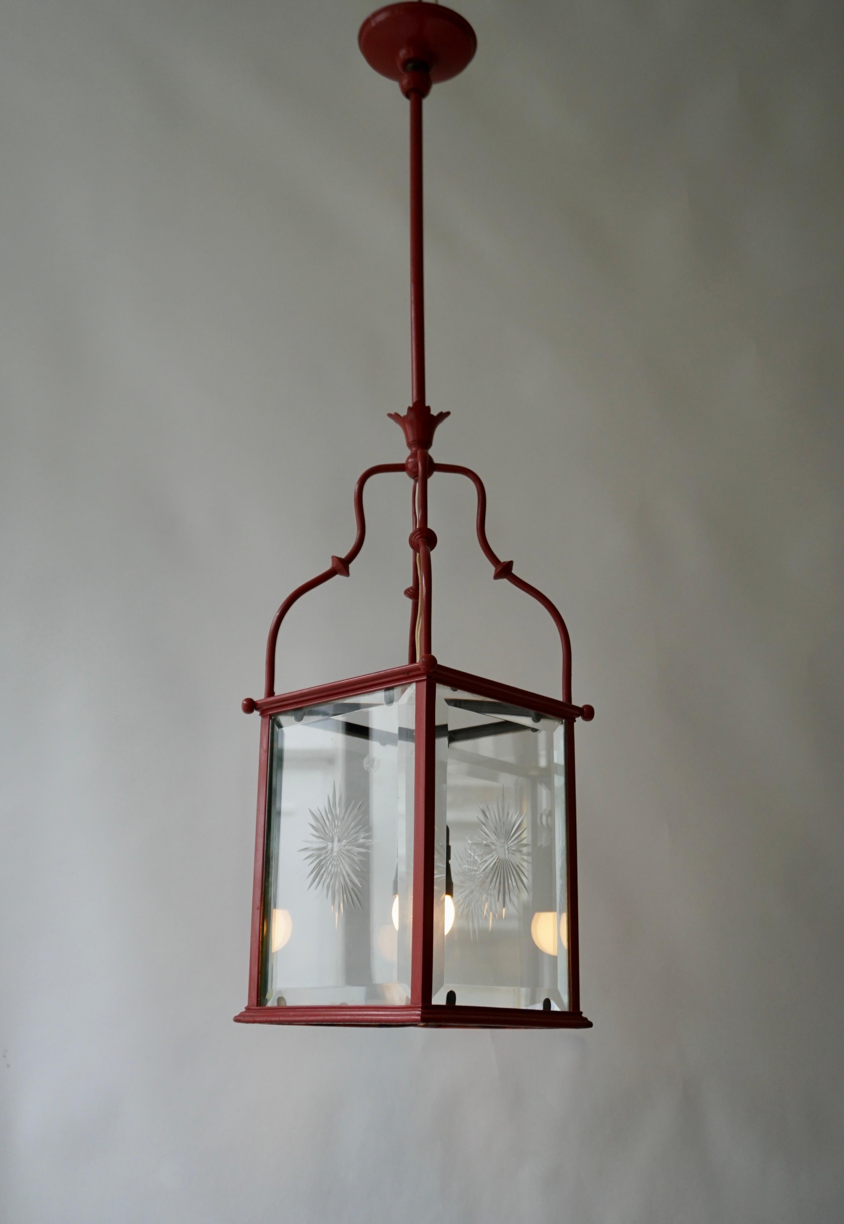 An Italian red tôle lantern from the early 20th century. This antique lantern from Italy has a cut glass with a cut star motif in the middle.Note that the wiring is older, and may need to be rewired to modern standards.

Height 96 cm - 38