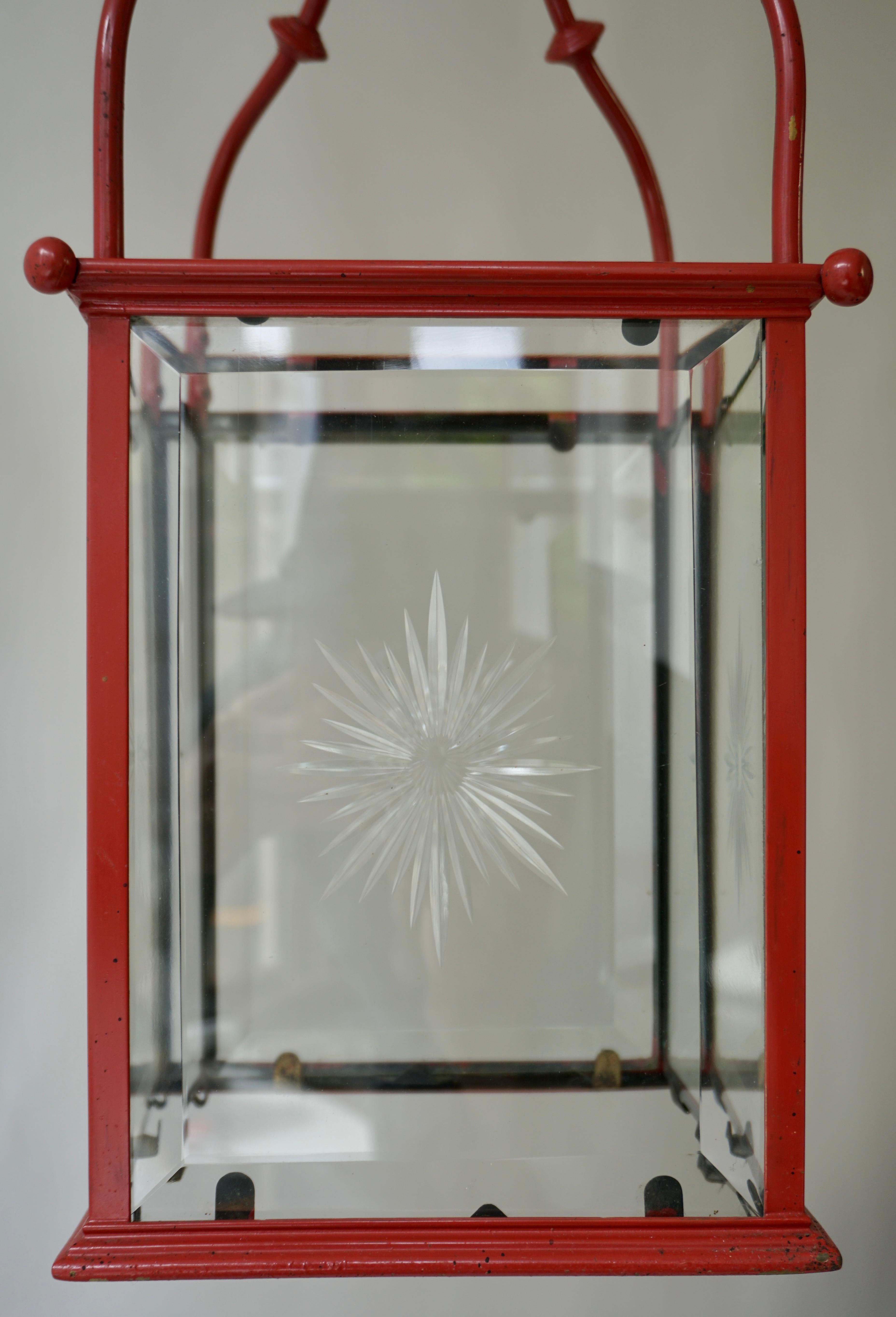 Italienische rote Metalllaterne aus Zinn mit geschliffenem Glas, frühes 20. Jahrhundert. im Zustand „Gut“ im Angebot in Antwerp, BE