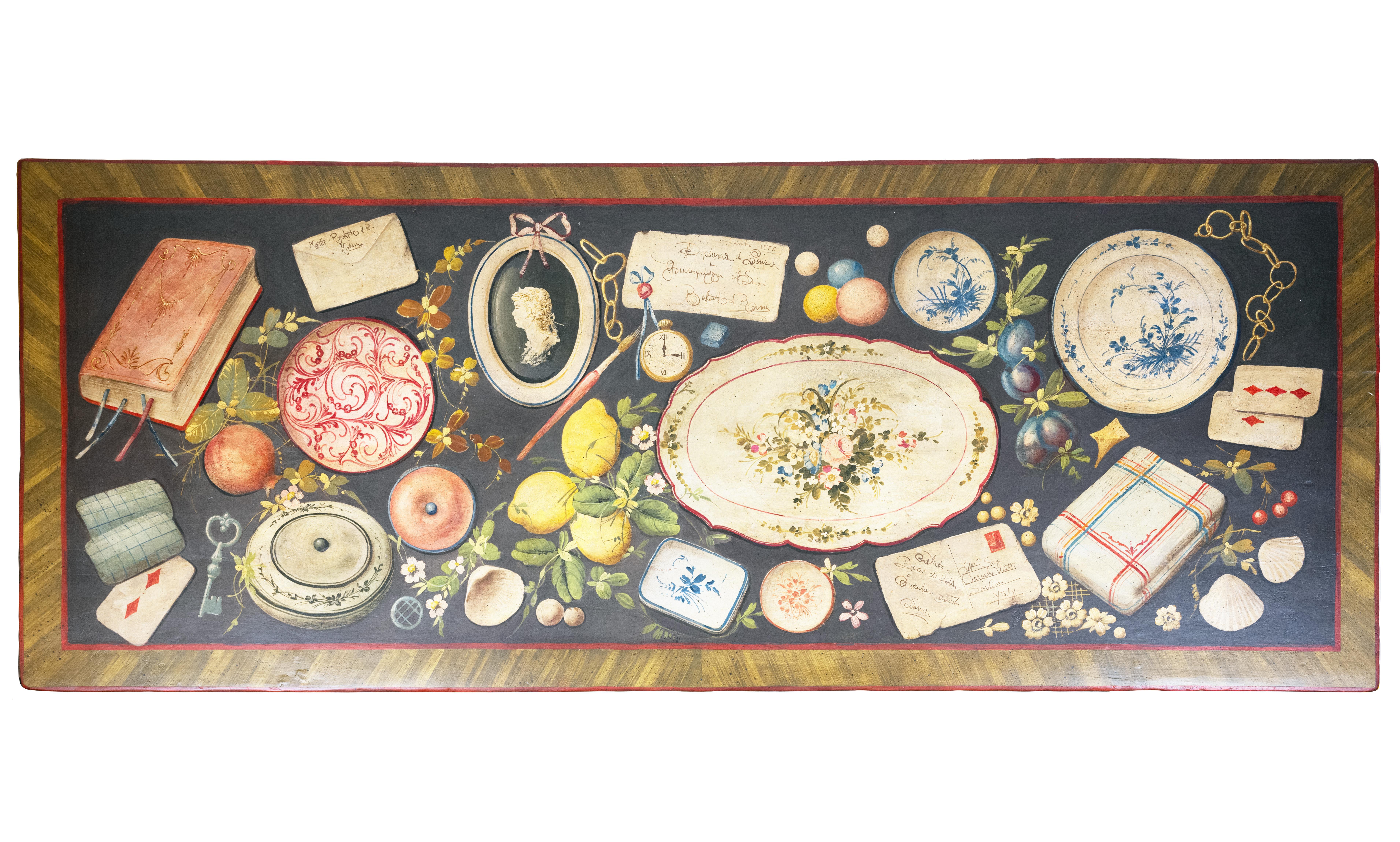 Un tavolo lungo in stile rinascimentale italiano con due estremità a cavalletto collegate da una barella. La parte superiore presenta un dipinto trompe l'oeil dettagliato che raffigura lettere scritte a mano, ritratti in cammeo, piatti in ceramica e