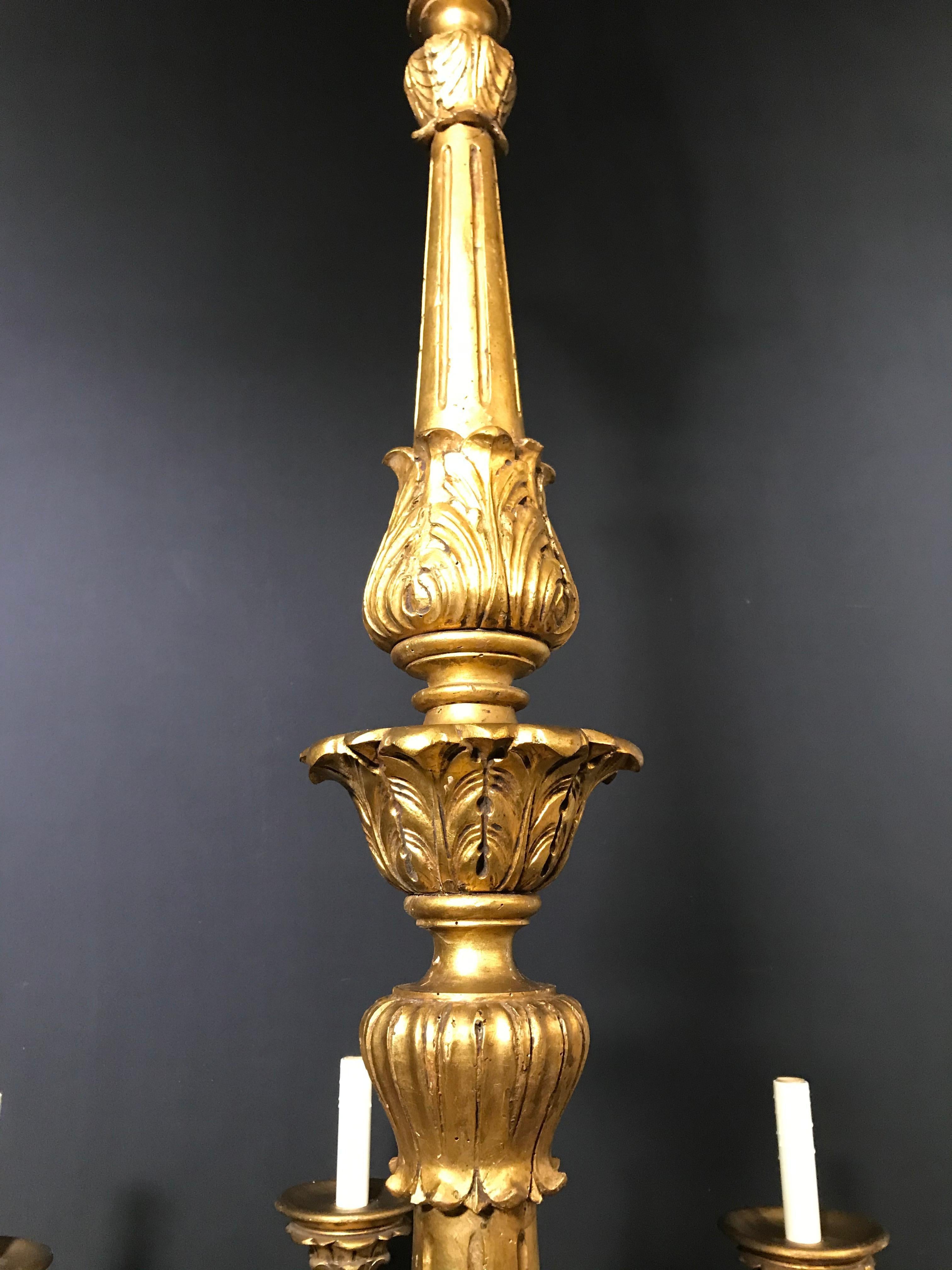 Lampadario in legno dorato in stile rococò italiano in vendita 9