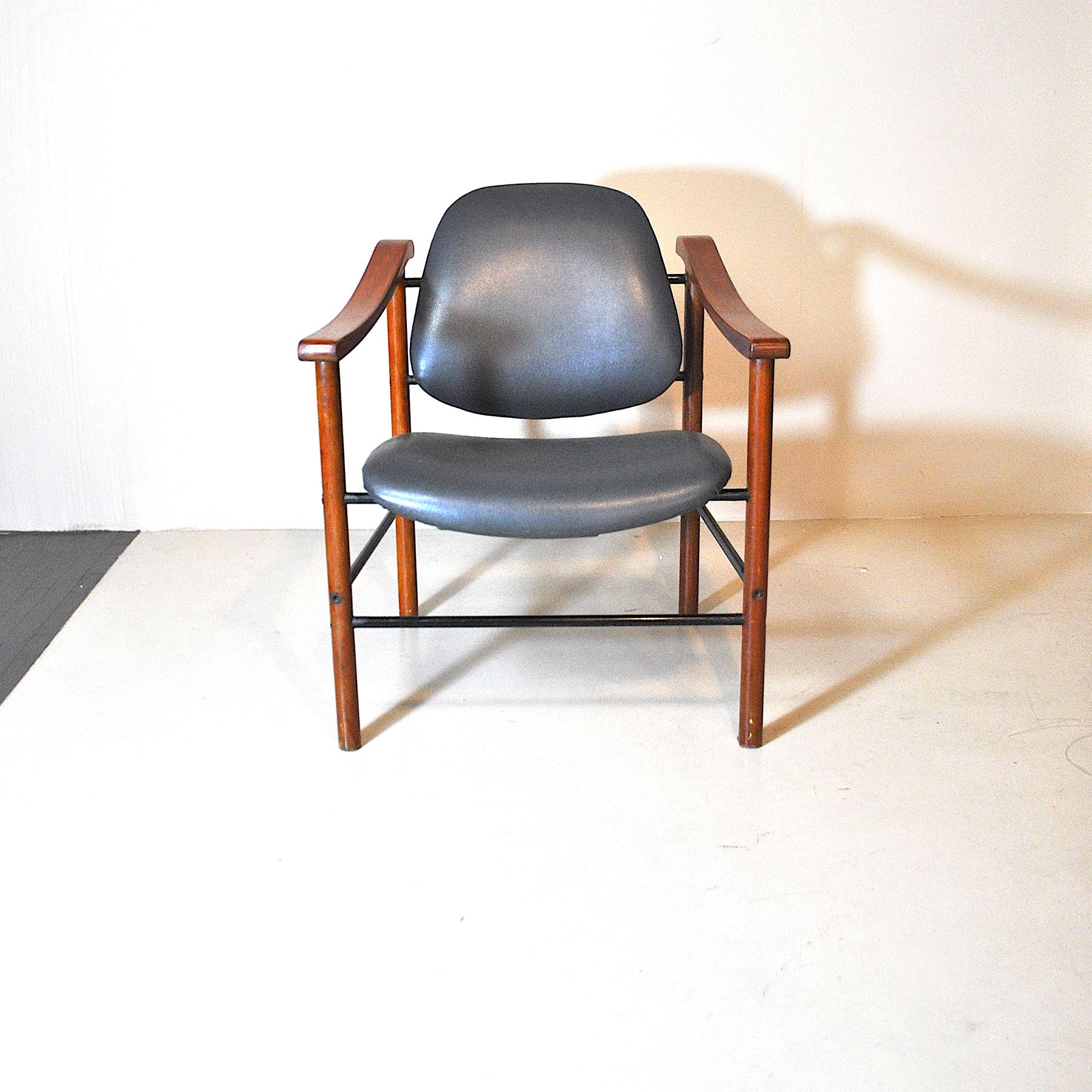 Superb set of two ministerial chairs (armchairs) in curved wood and sheepskin upholstery.



the price is fo only two chairs.