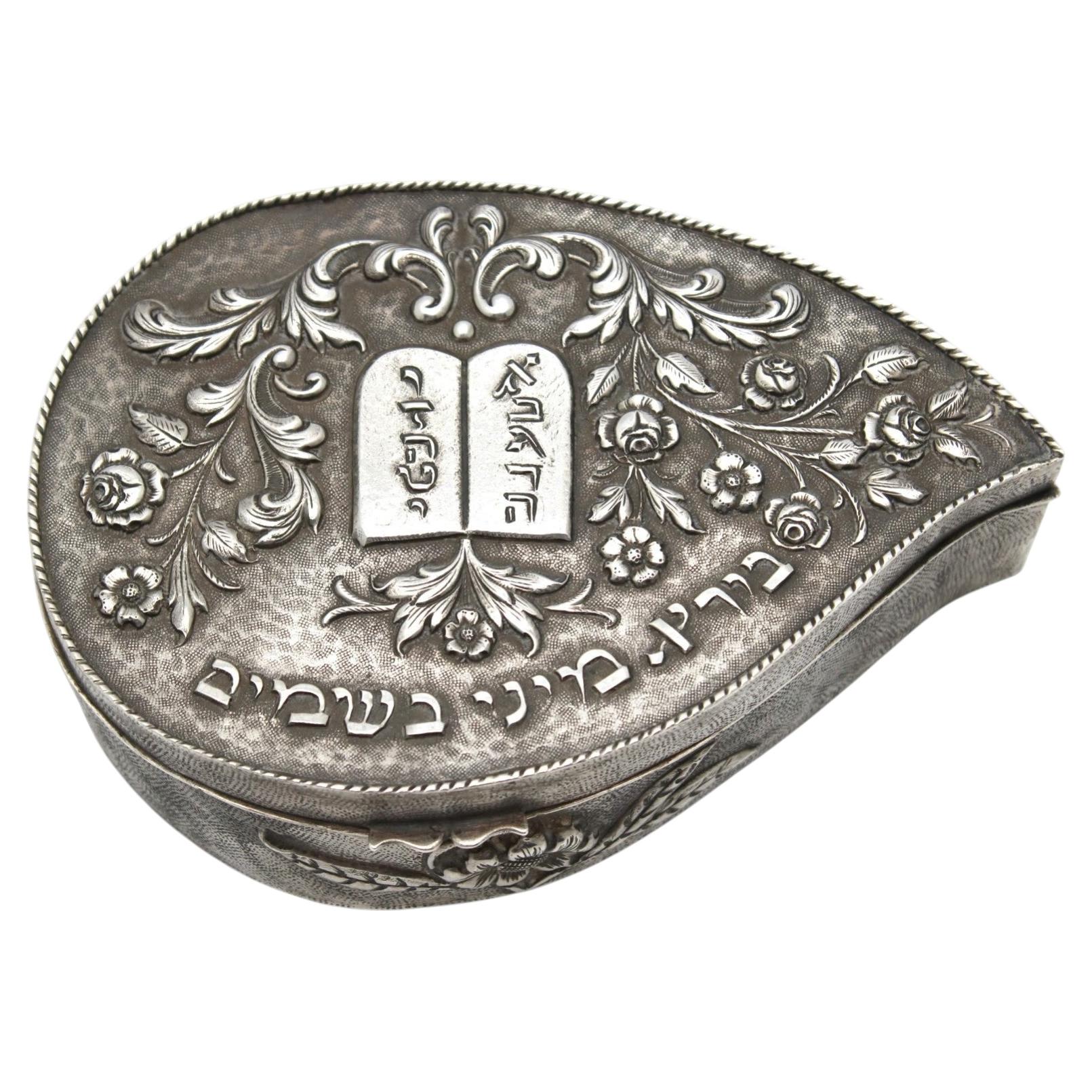 Un recipiente italiano de plata para besamim con inserto de cobre, principios del siglo XX