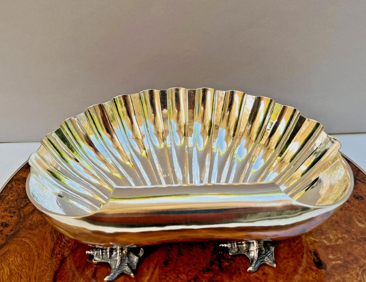 Un centro de mesa en forma de concha de mar hecho de grueso calibre macizo  de plata de ley y con patas de concha de Buccellati, Italia S. XX. Esta rara pieza neoclásica rebosa elegancia y valor, y sin duda añadirá un gran nivel de sofisticación