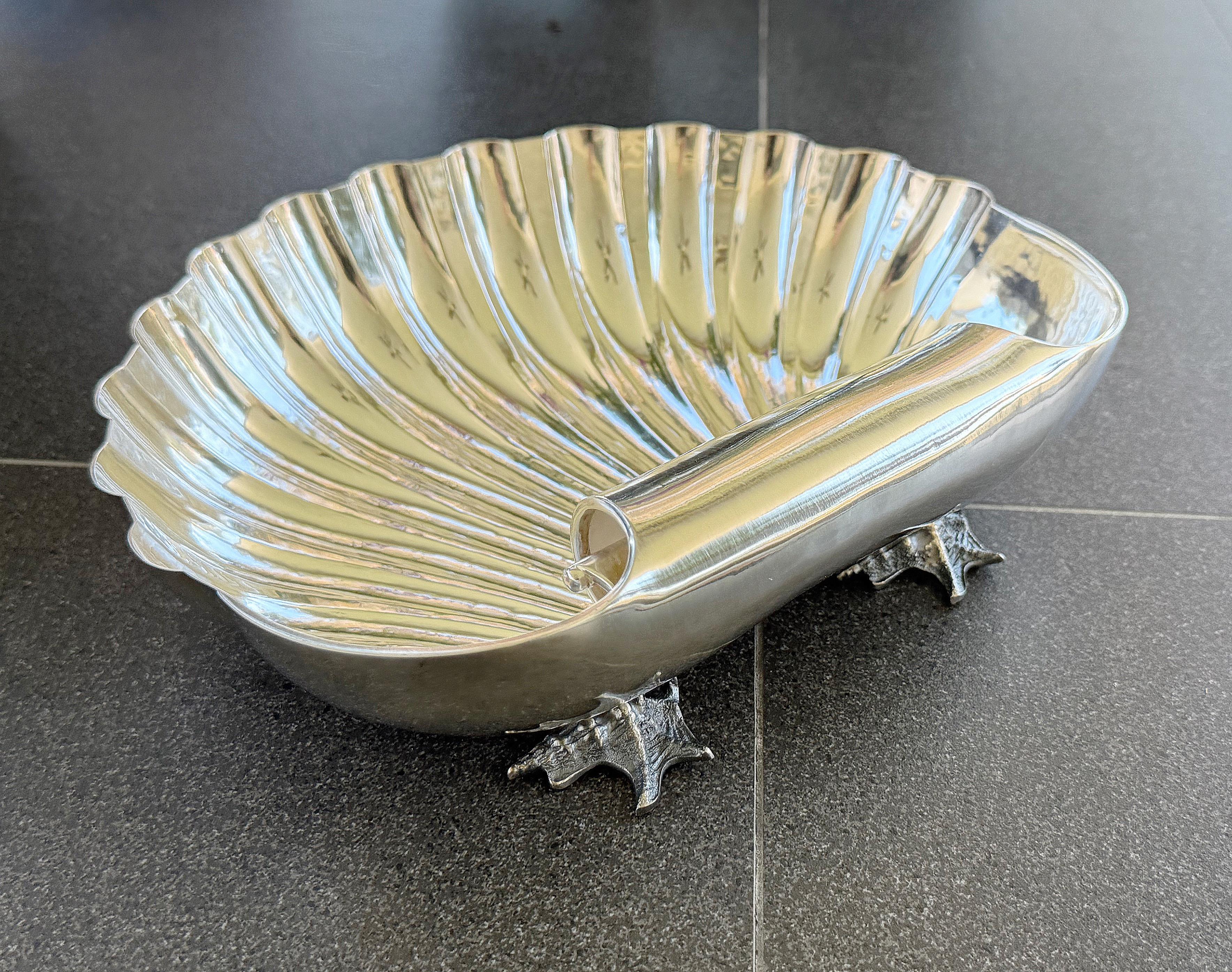 Un centro de mesa en forma de concha de mar hecho de grueso calibre macizo  de plata de ley y con patas de concha de Buccellati, Italia S. XX. Esta rara pieza neoclásica rebosa elegancia y valor, y sin duda añadirá un gran nivel de sofisticación