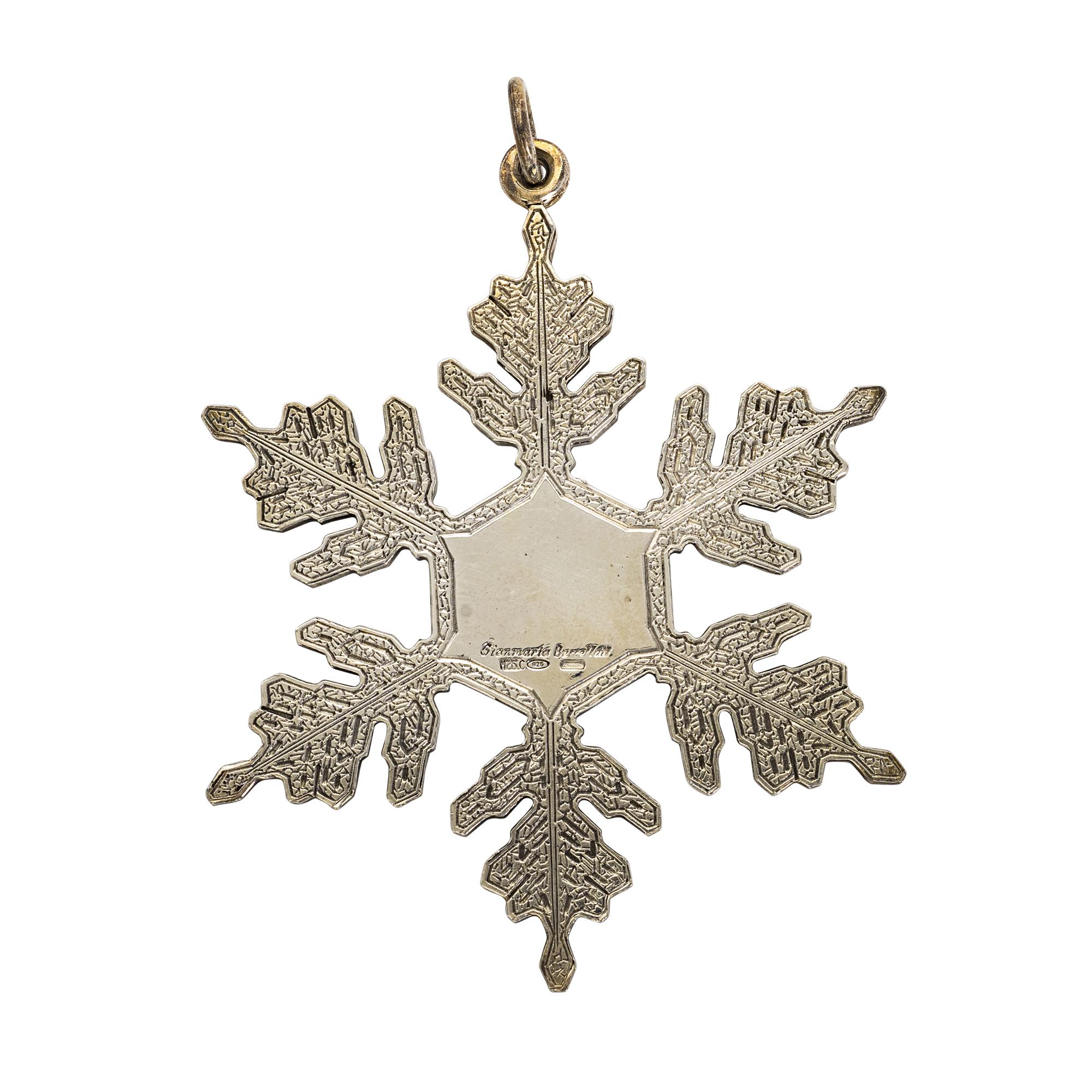 
An Italian silver snowflake, Gianmaria Buccellati, Bologna, late 20th century
marked on undersides Gianmaria Buccellati, initialed maker's mark and factory code 
Length 3.5 in. (8.89 cm.), 
2.5 oz
3266 g